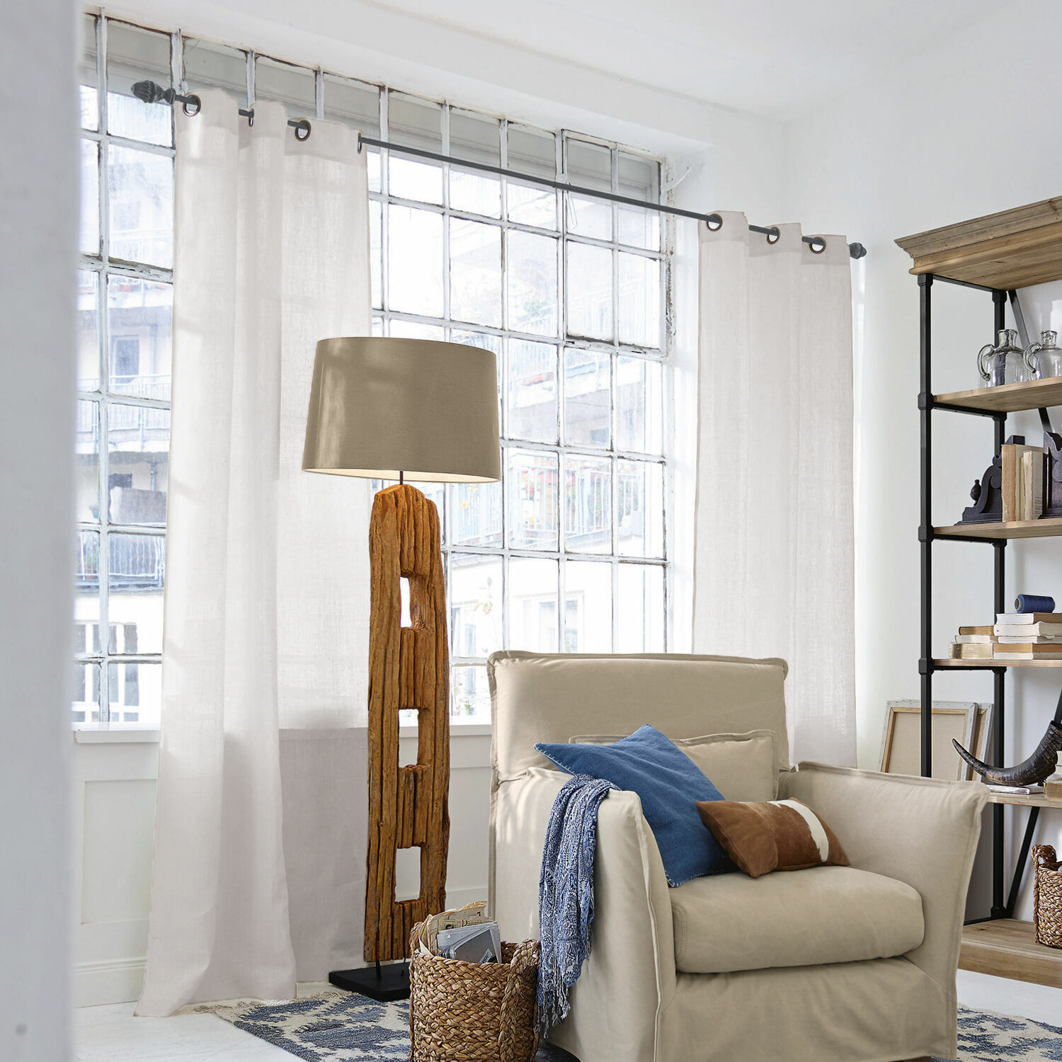 Tenda Salinas Lampada da terra con base in legno e paralume beige in soggiorno luminoso con poltrona e scaffale
