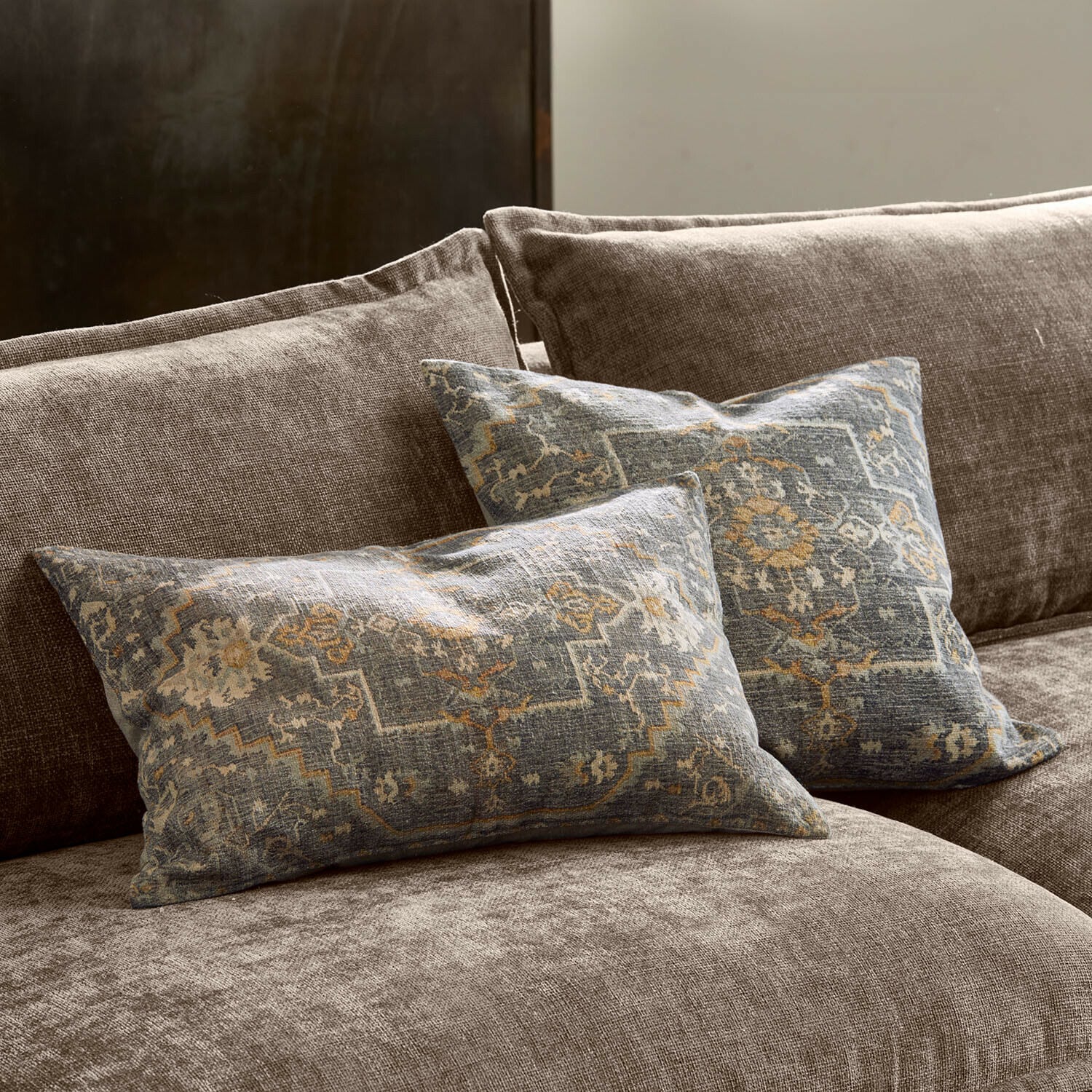Coppia di copricuscini Brenrin Due cuscini decorativi con motivo blu su divano in tessuto marrone, stile vintage, tessuti per soggiorno
