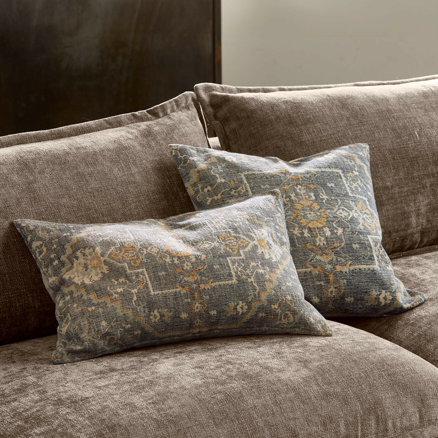 Coppia di copricuscini Brenrin Due cuscini decorativi con motivo blu su divano in tessuto marrone, stile vintage, tessuti per soggiorno
