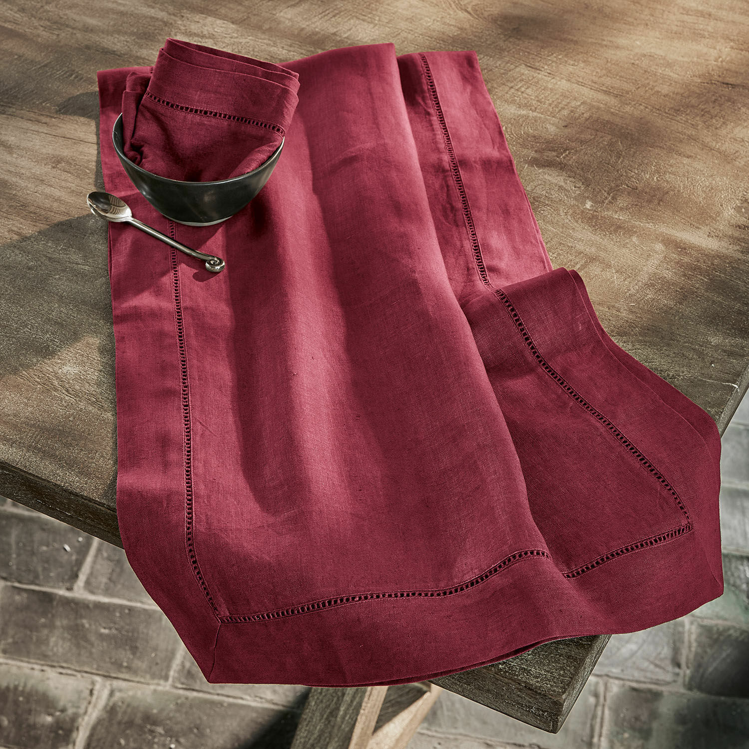 Runner Covent Garden Tovaglia in lino bordeaux con cuciture decorative su tavolo in legno, decorazione tavola