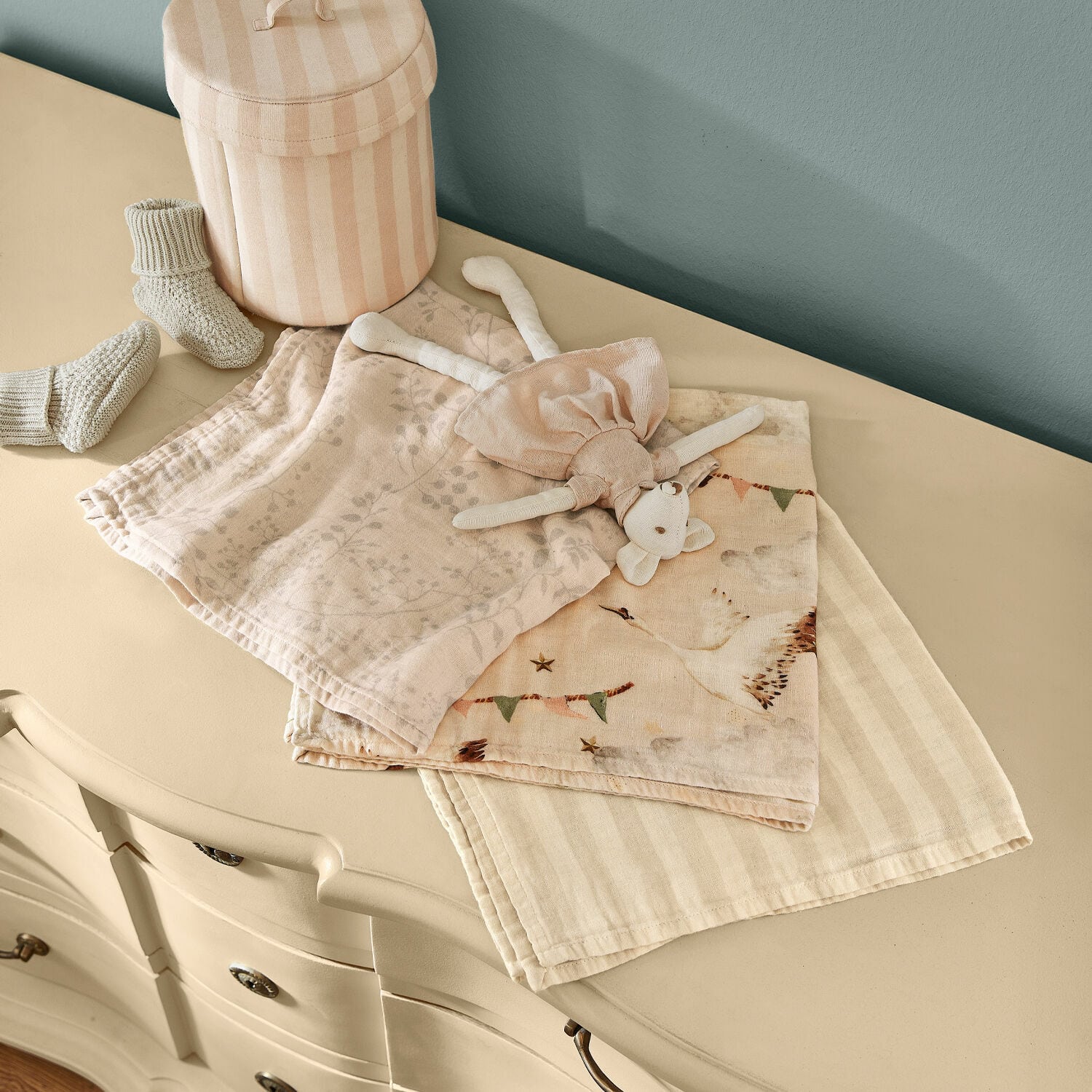 Set di 3 teli per bebè Bellise Morbide fasce di cotone e peluche in tonalità pastello su una cassettiera crema