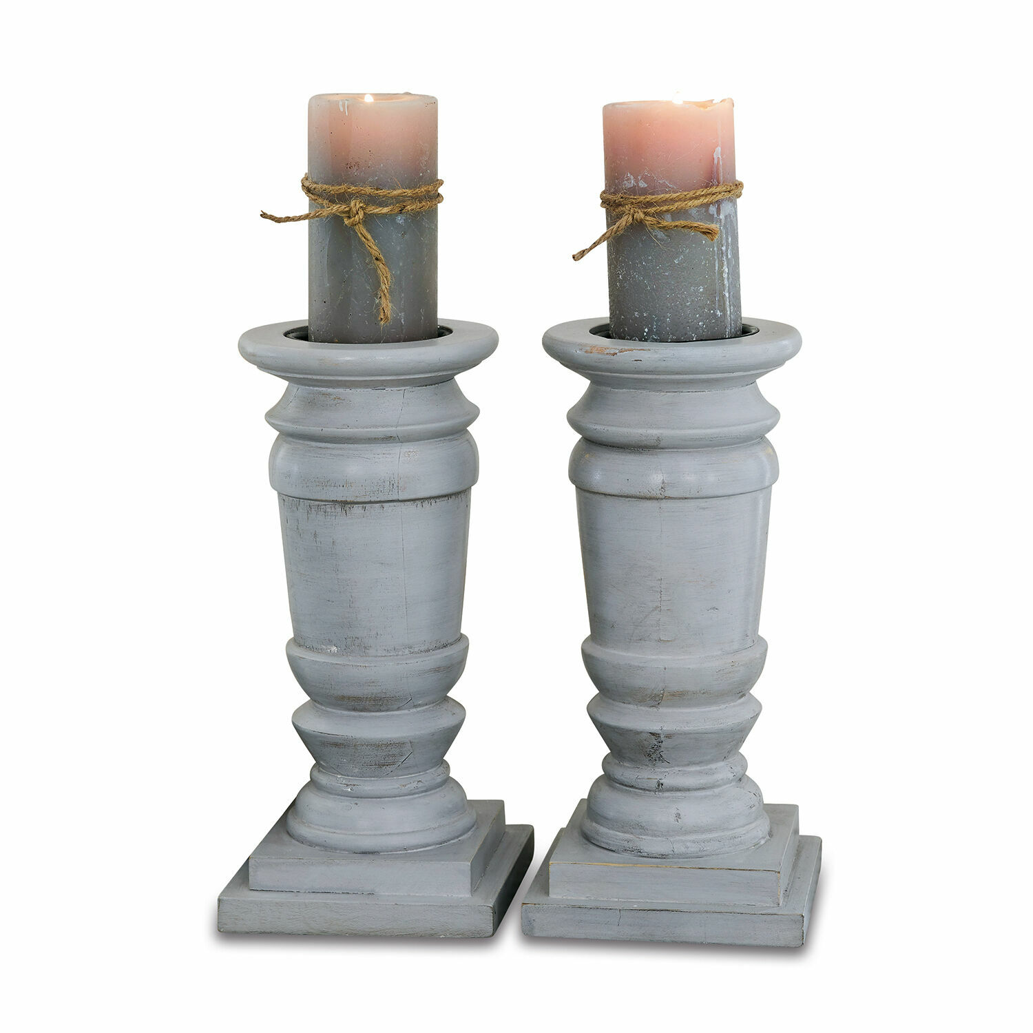 Coppia di candelieri Lobata Coppia di portacandele in legno grigio con candele rosa-grigie e corda decorativa