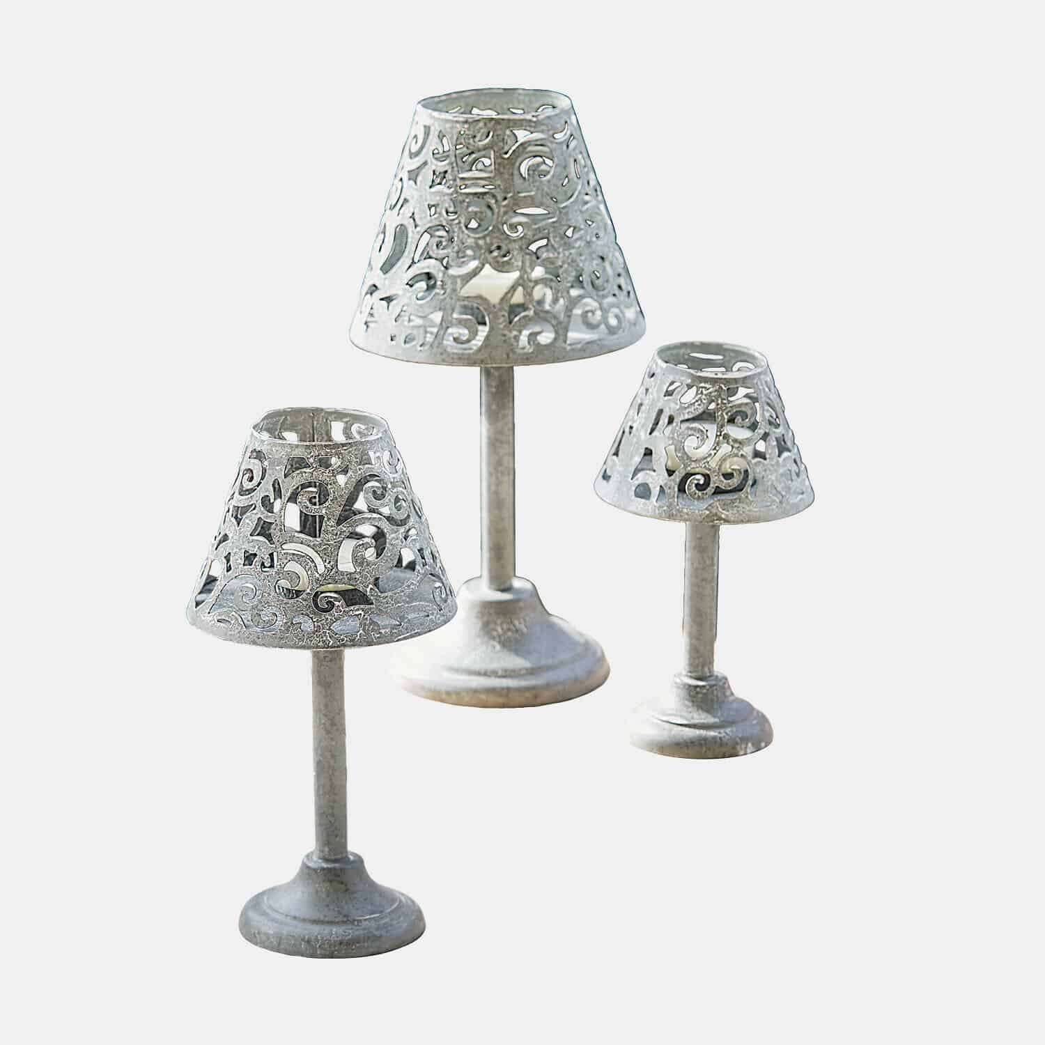 Set di 3 lanterne Belori Set di tre portacandele in metallo argentato con motivo traforato per decorazione d'interni
