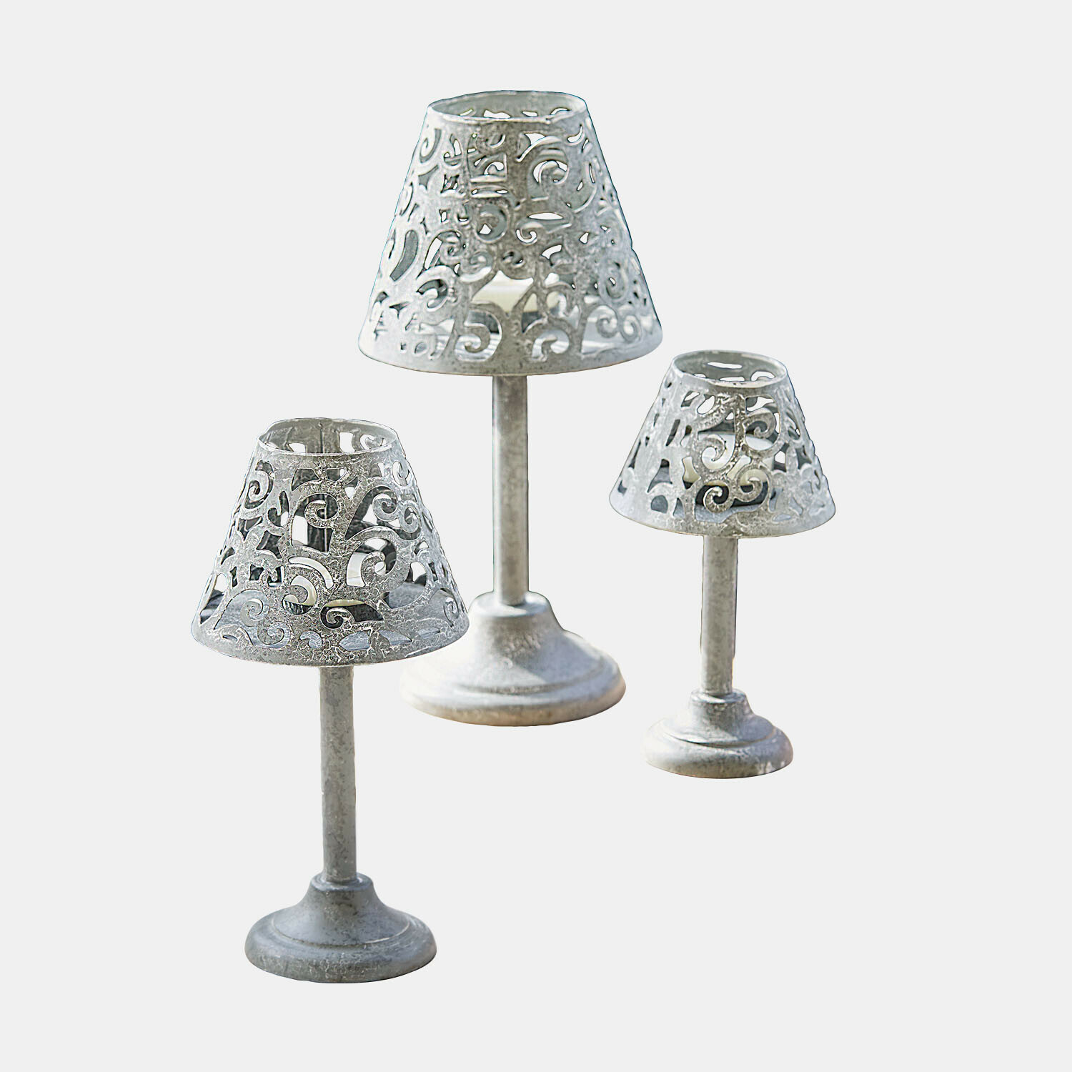 Set di 3 lanterne Belori Set di tre portacandele in metallo argentato con motivo traforato per decorazione d'interni