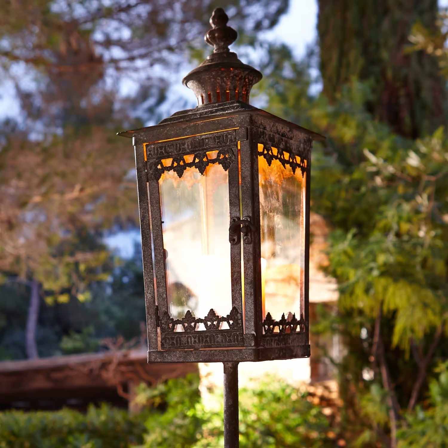 Lanterna da giardino in metallo nero con luce calda, design vintage decorativo per esterni
