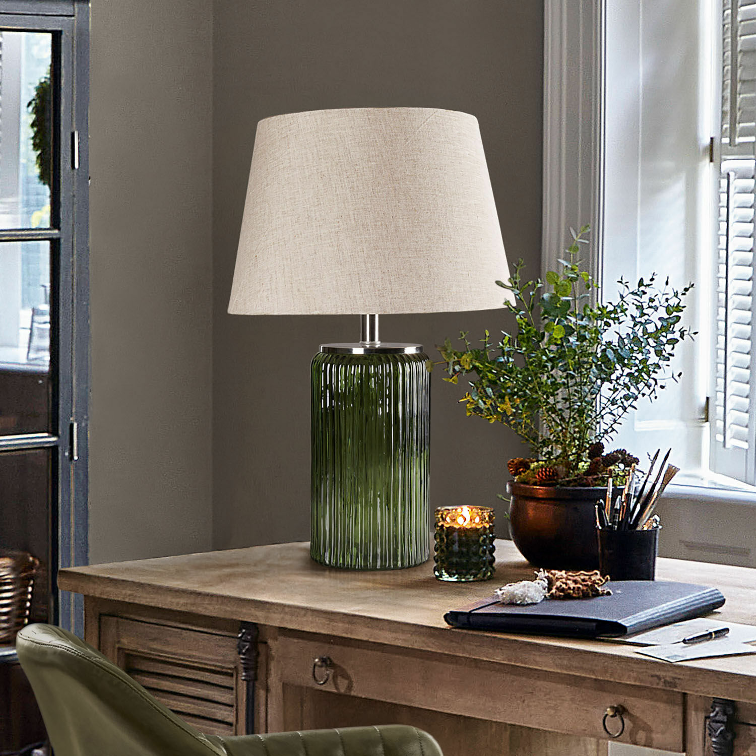 Lampada da tavolo Thalindor Lampada da tavolo in vetro verde con paralume beige su scrivania in legno vintage