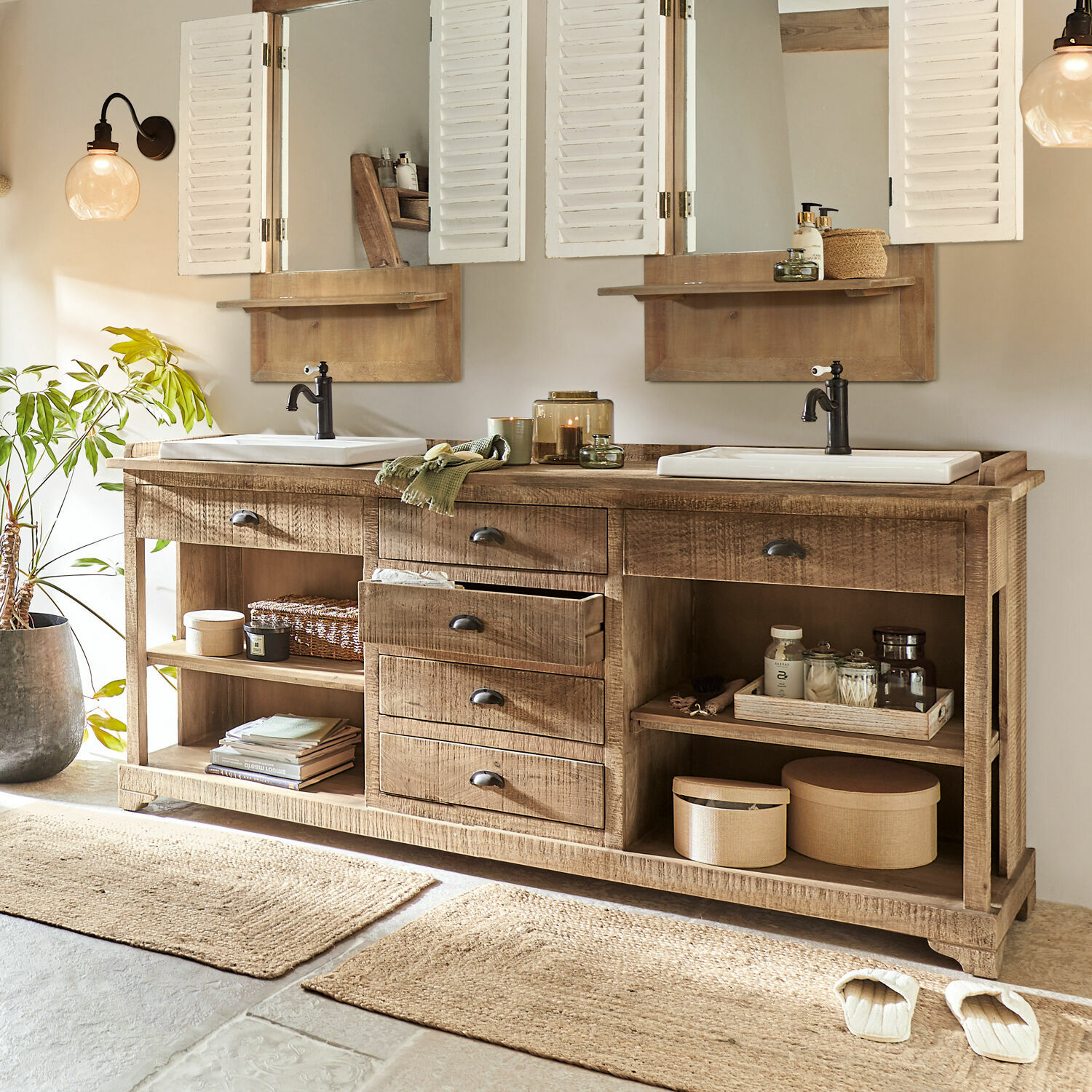 Mobile con doppio lavabo Farum Mobile bagno in legno con due lavabi bianchi e rubinetti neri, decorazioni naturali