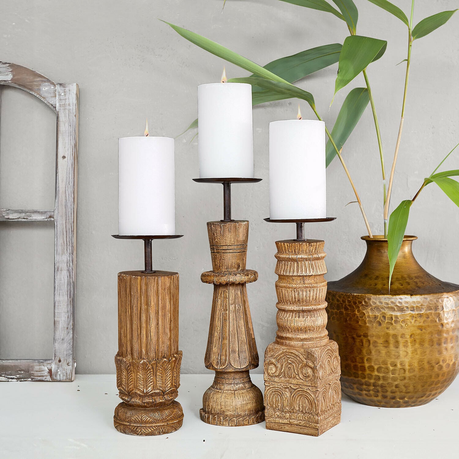 Set di 3 candelieri Zahirah Set di tre portacandele in legno intagliato con candele bianche, colore naturale e motivi decorativi