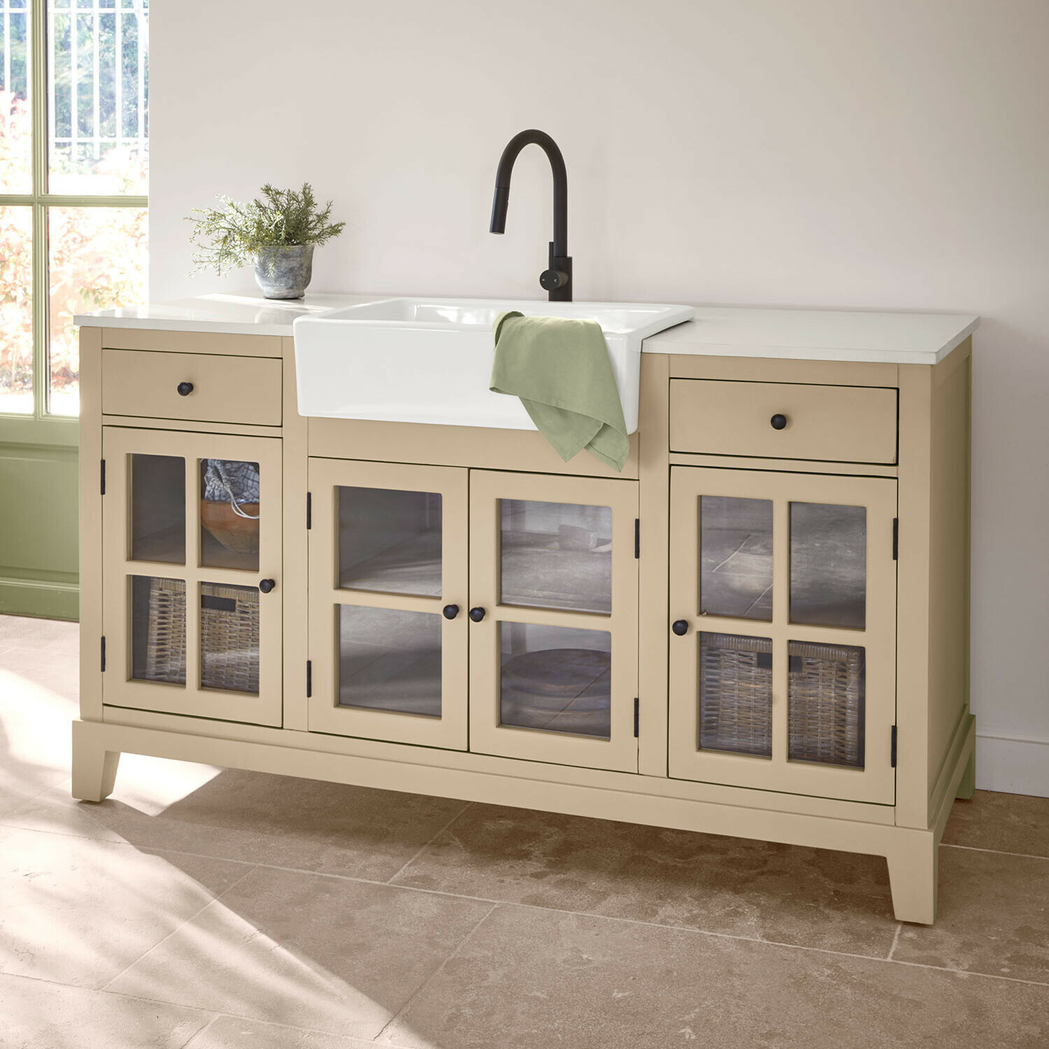 Mobile con lavello Domérise Mobile cucina beige in legno con lavello in ceramica bianca e rubinetto nero, panno verde