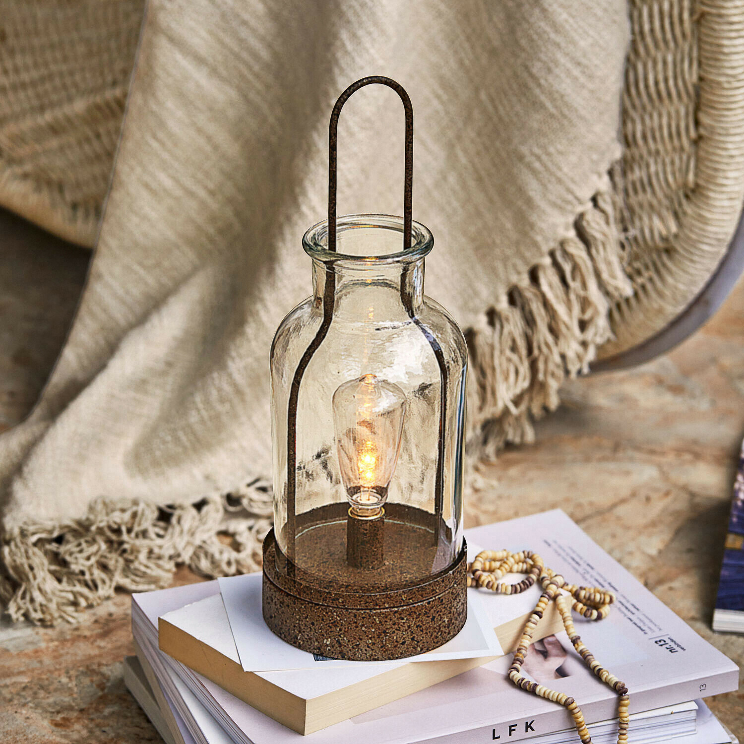 Lanterna a LED Falirah Lanterna in vetro con base metallica arrugginita, lampada decorativa su libri