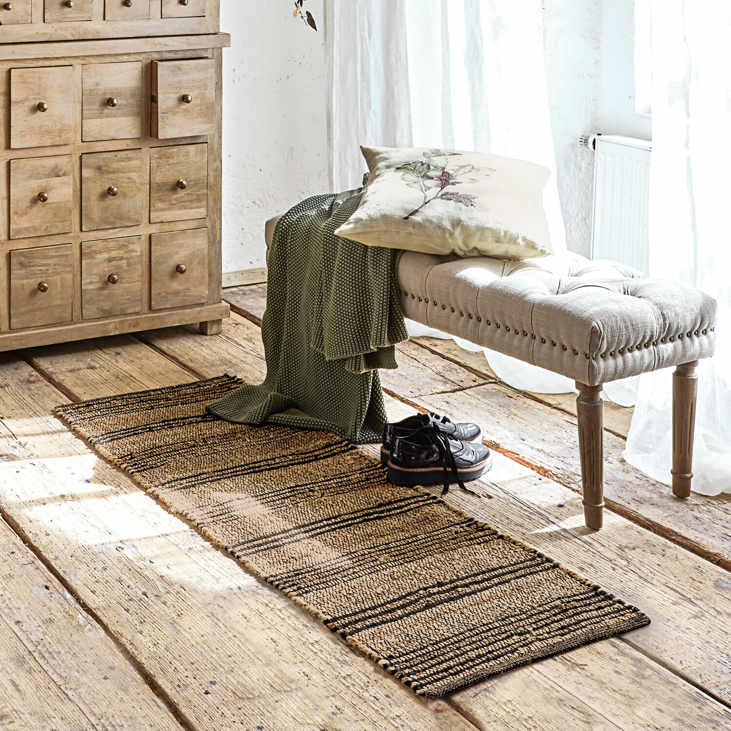 Passatoia Lantenot Stretto tappeto in materiale naturale beige e nero su pavimento in legno in ambiente luminoso