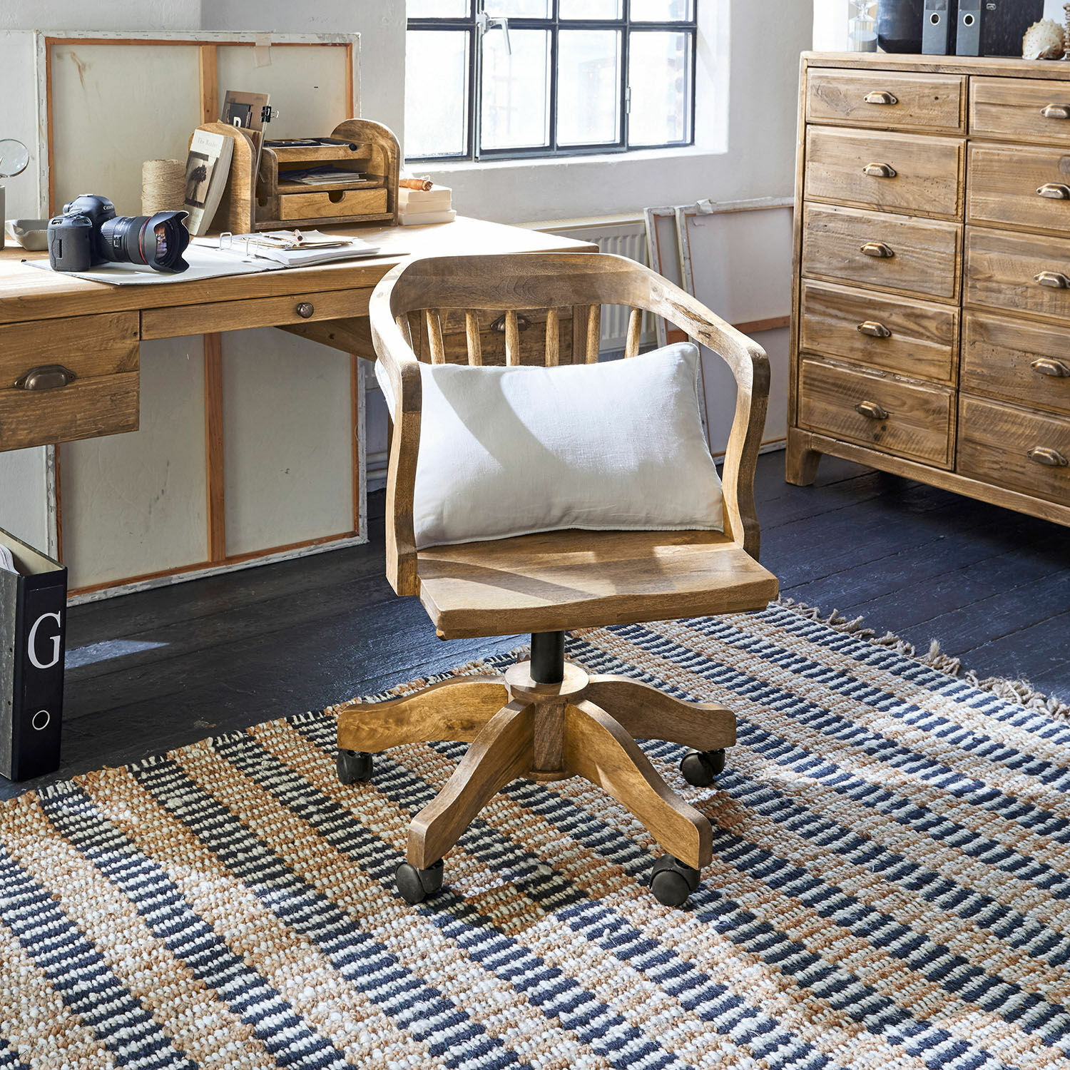 Sedia per scrivania Kerava Sedia da ufficio girevole in legno di mango naturale con cuscino bianco per la schiena