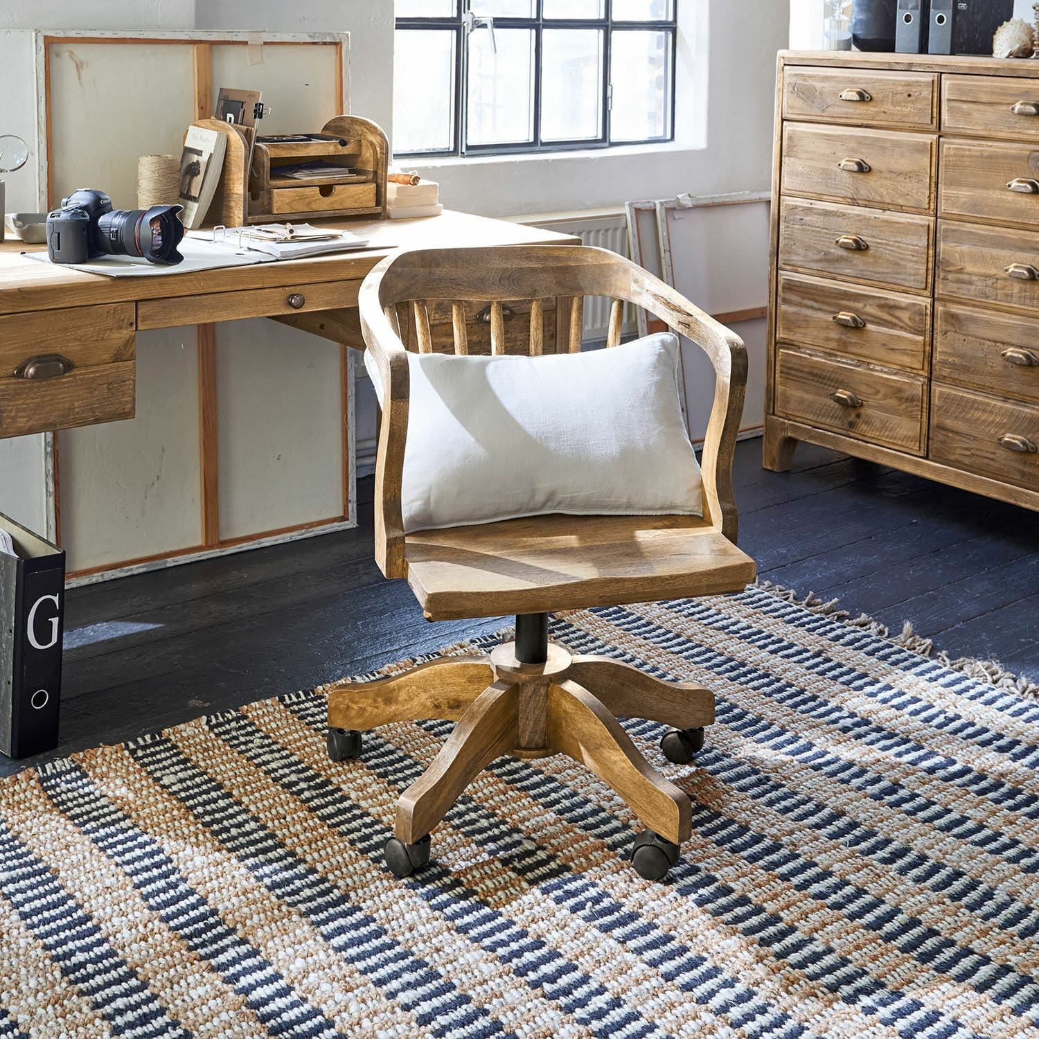Sedia per scrivania Kerava Sedia da ufficio girevole in legno di mango naturale con cuscino bianco per la schiena