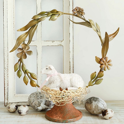 Figura decorativa di agnello su base rustica con corona metallica e uova decorative