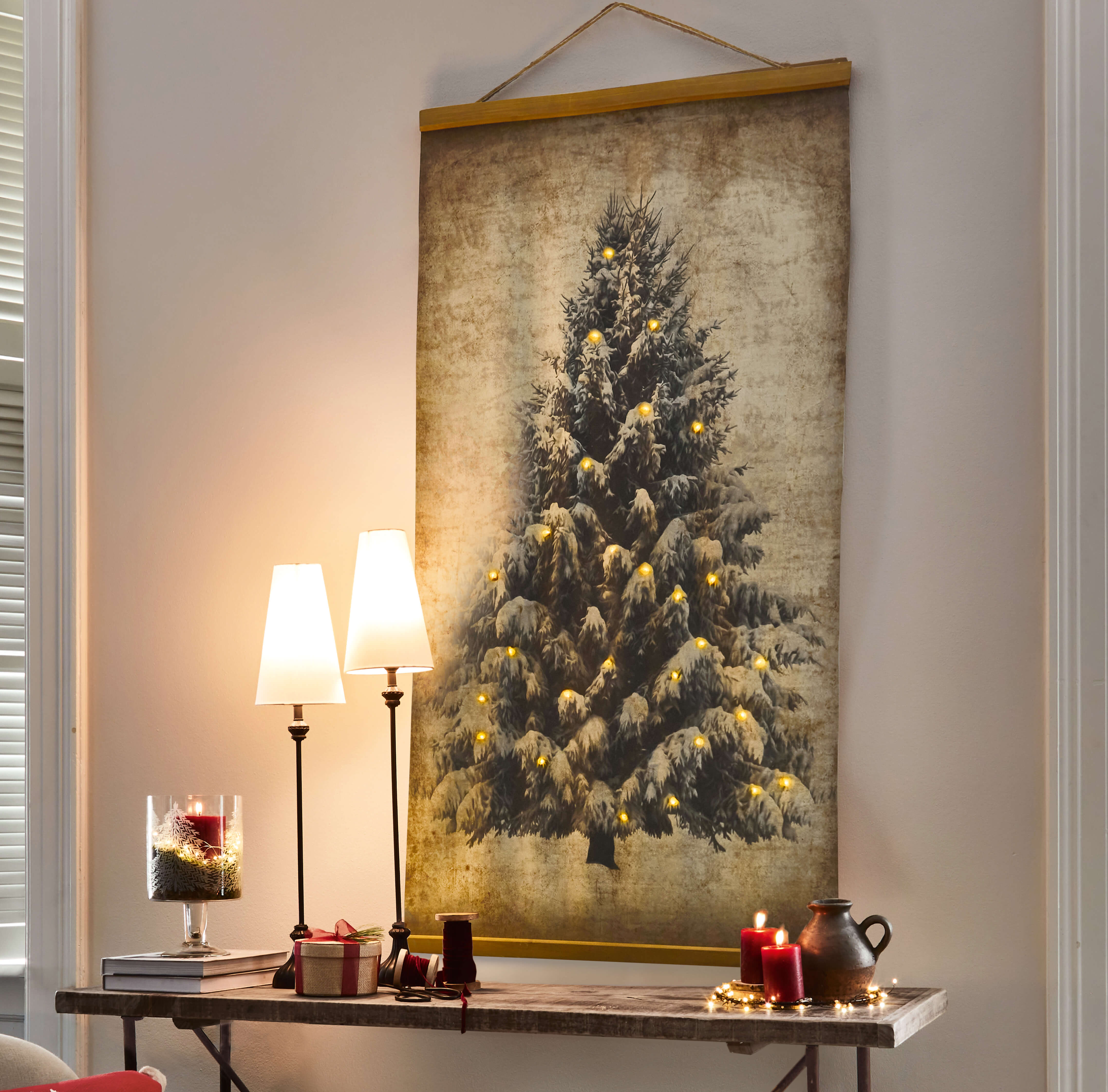 Quadro decorativo con albero di Natale e luci LED calde in ambiente natalizio accogliente