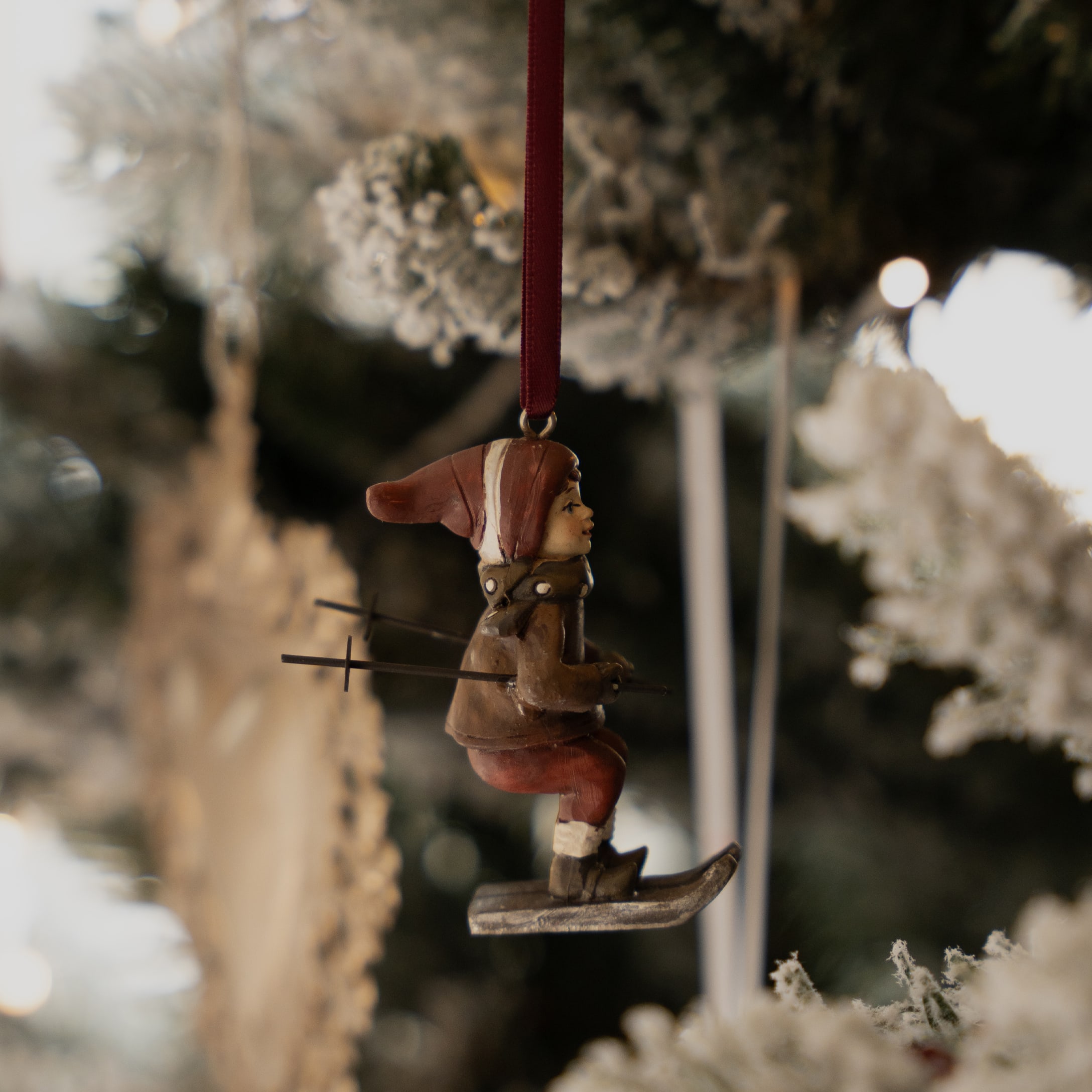 Decorazione natalizia appesa con figura di sciatore marrone e rossa per albero
