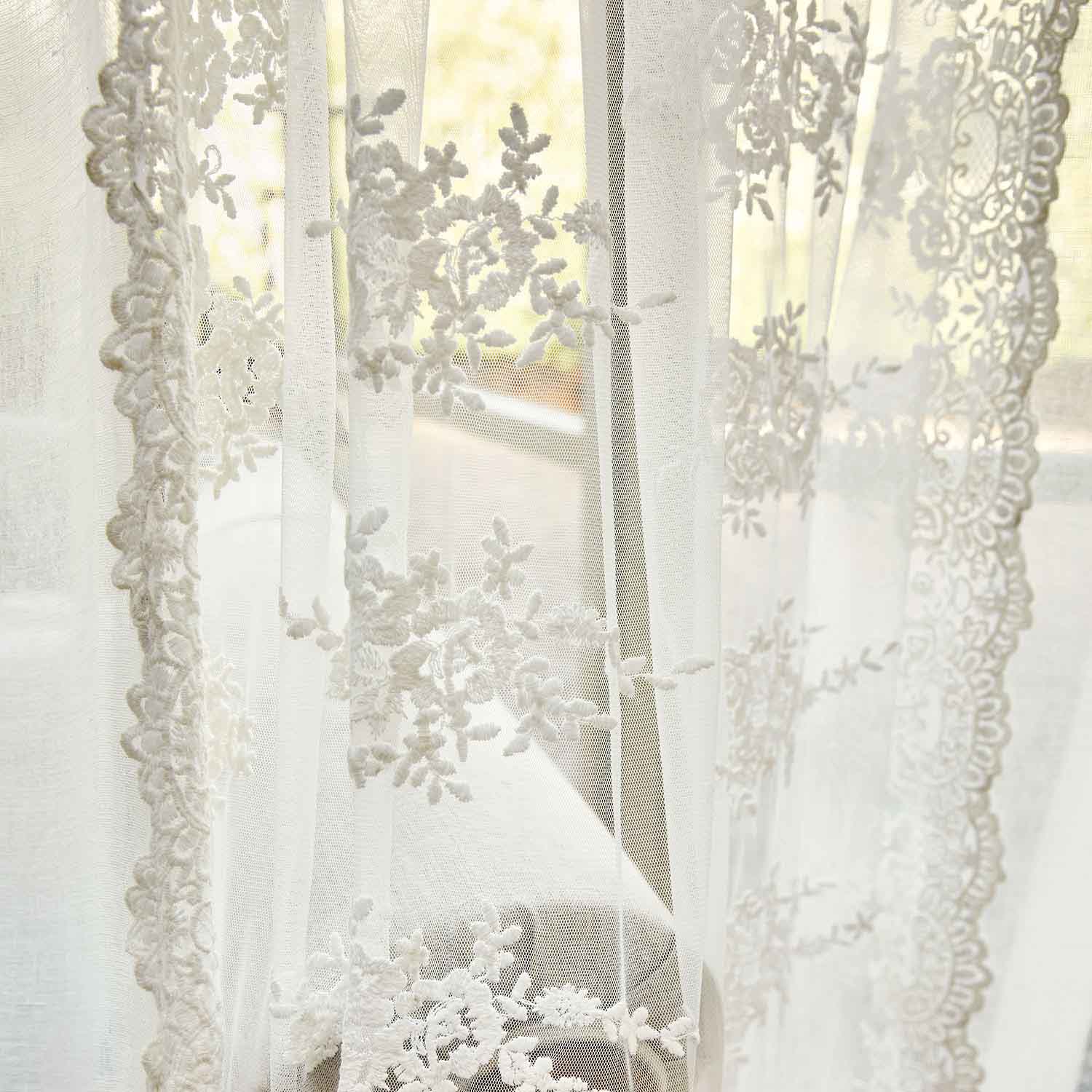 Tenda bianca delicata con motivo floreale ricamato, leggera e trasparente per decorazione finestre