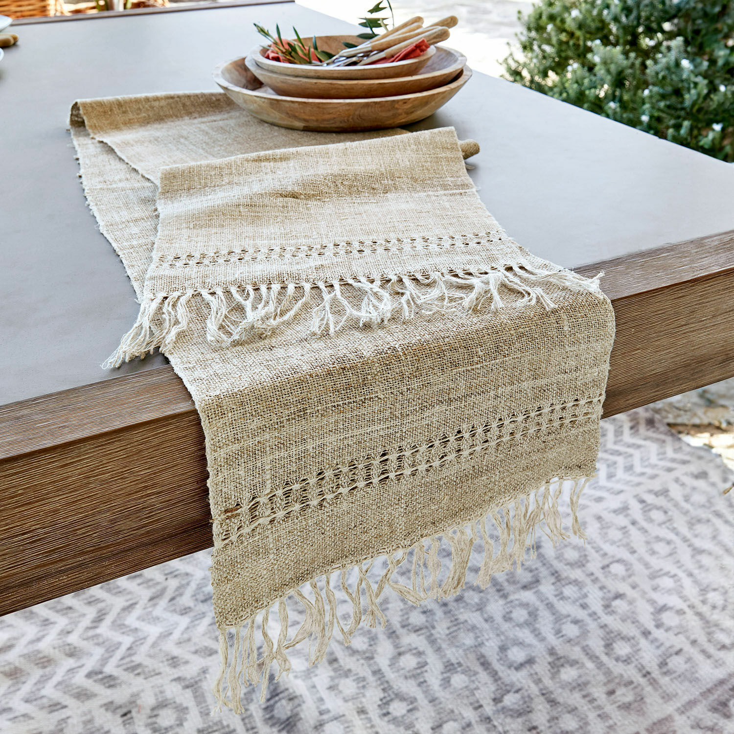 Runner Palmerston Corsa da tavola beige in lino con frange su tavolo in legno, decorazione sala da pranzo