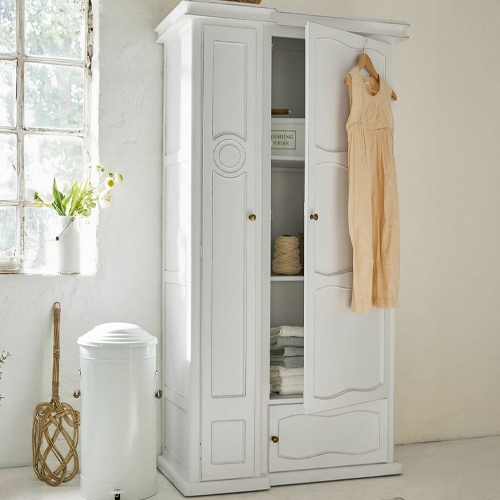 Armadio in legno bianco con porte decorative e cassetto, stile vintage per riporre abiti