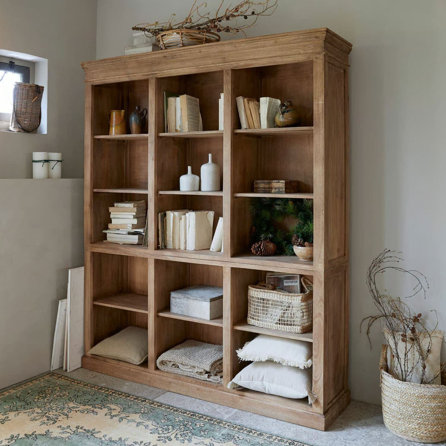 Libreria in legno naturale con libri e decorazioni, stile rustico per soggiorno accogliente