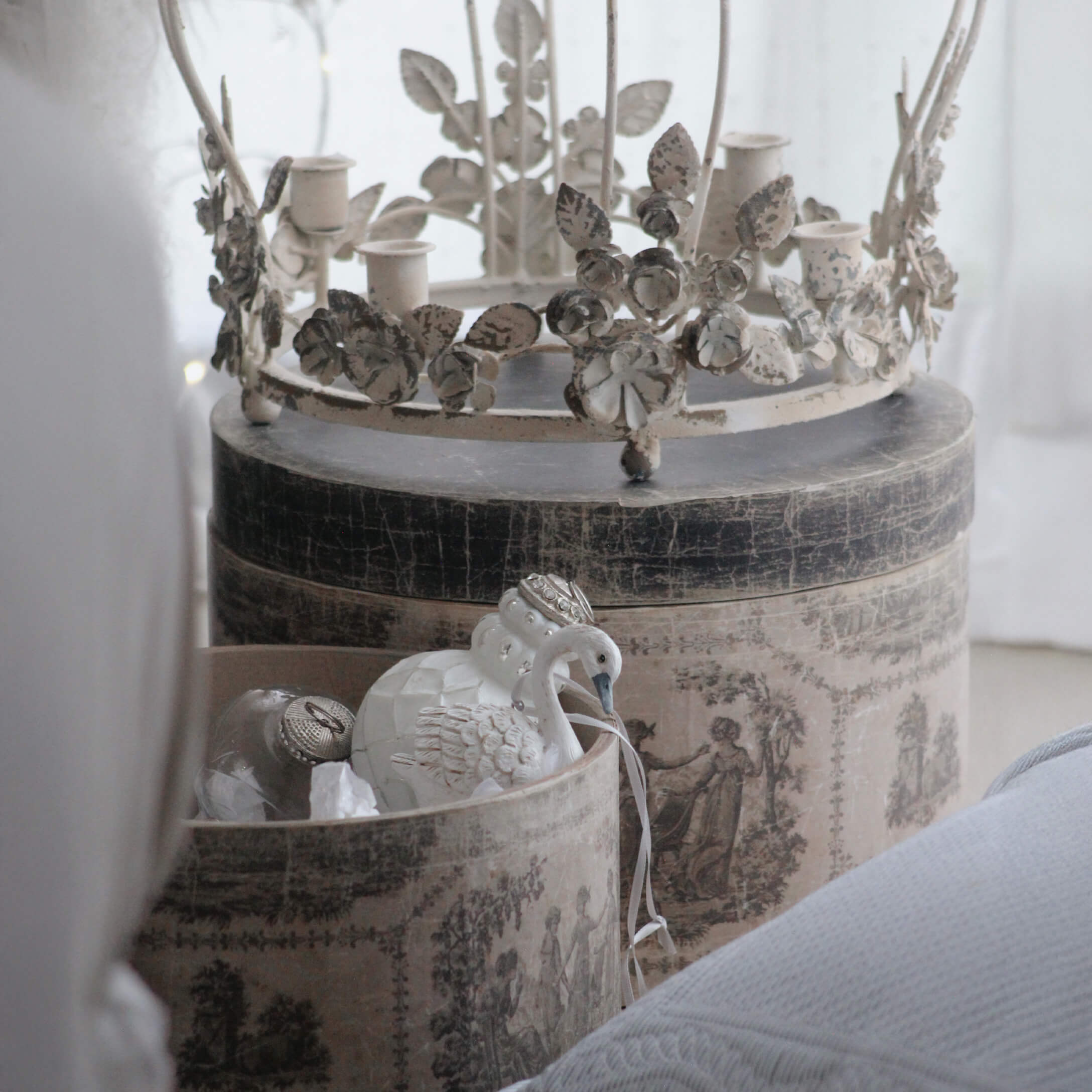 Scatole decorative vintage con corona portacandele in metallo bianco sporco e ornamenti floreali