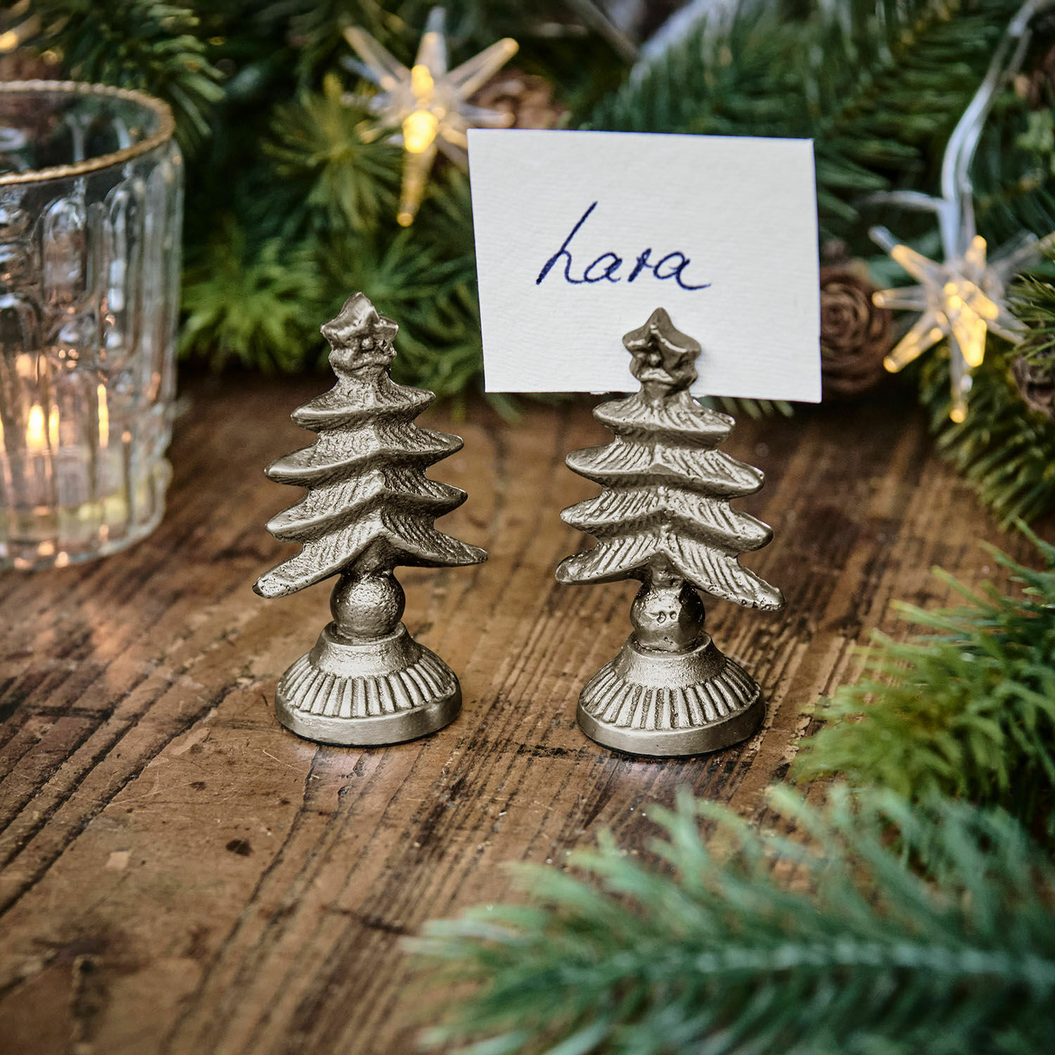 Coppia di portacarte Leovian Porta biglietti in metallo argentato a forma di albero di Natale su tavolo in legno con decorazioni natalizie