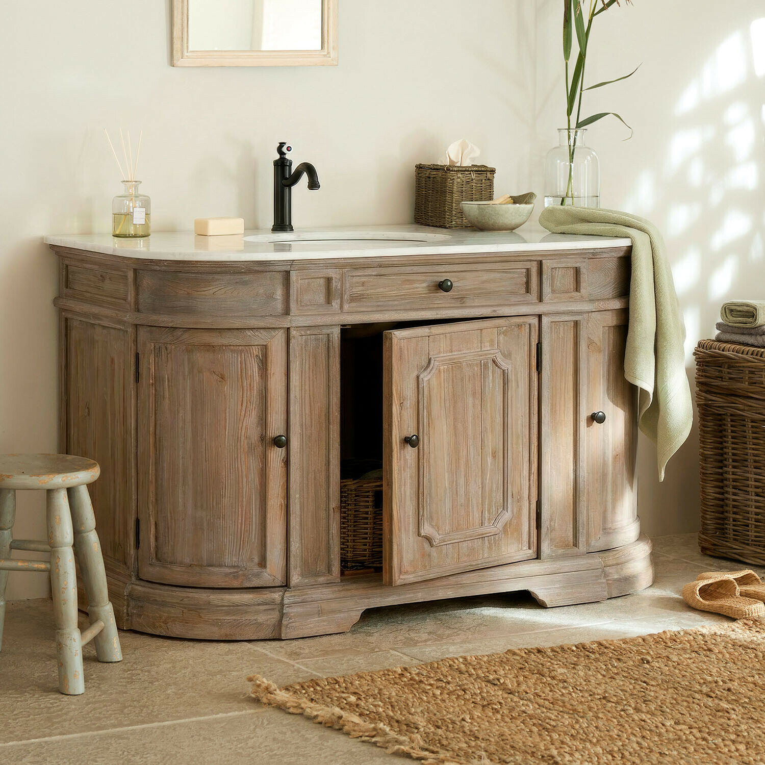 Mobile con lavabo Pembroke Mobile bagno in legno con piano in marmo, rubinetto nero e accessori naturali con asciugamani