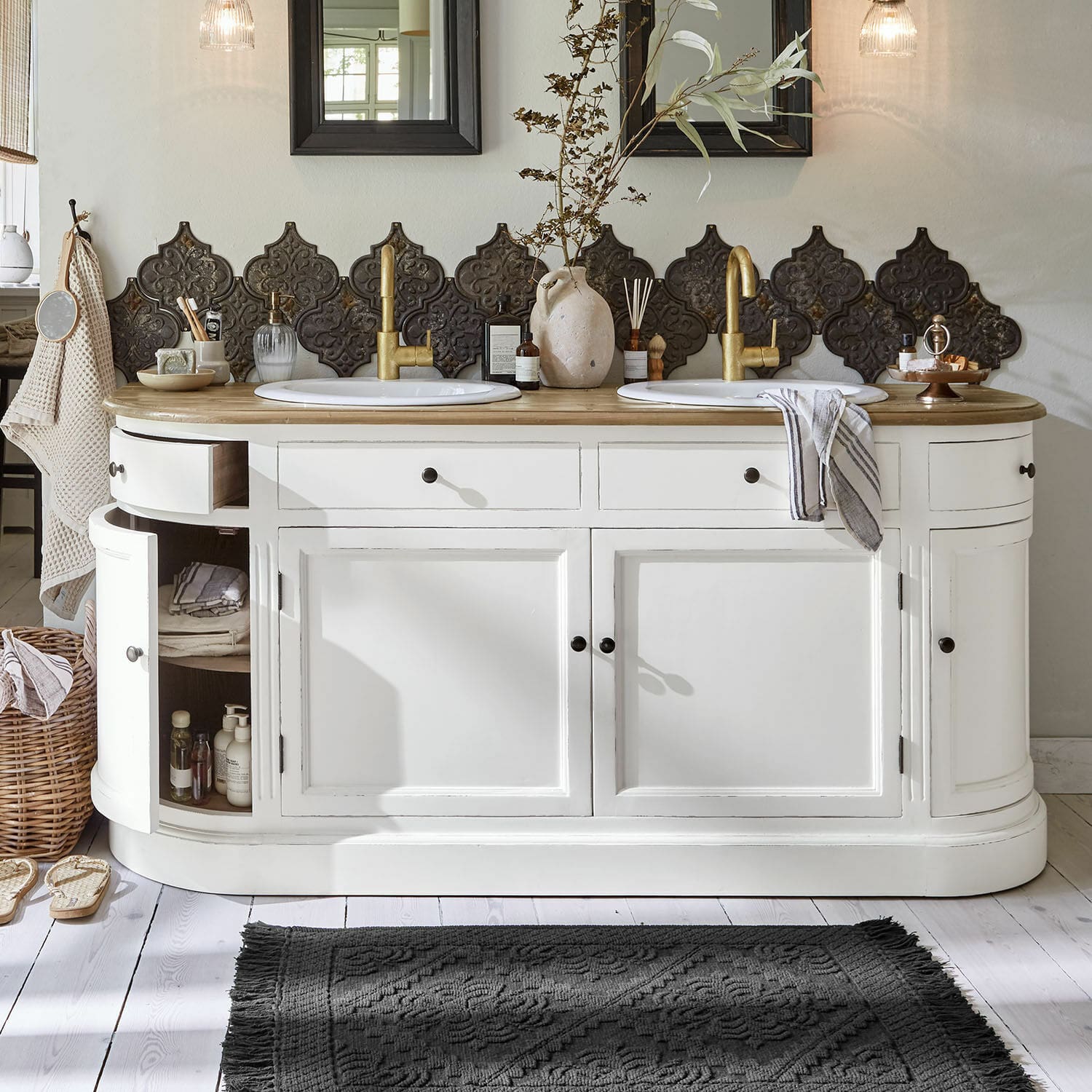 Mobile con doppio lavabo Louisiana Mobile bagno bianco in legno con doppio lavabo e rubinetti dorati, piastrelle decorative a parete