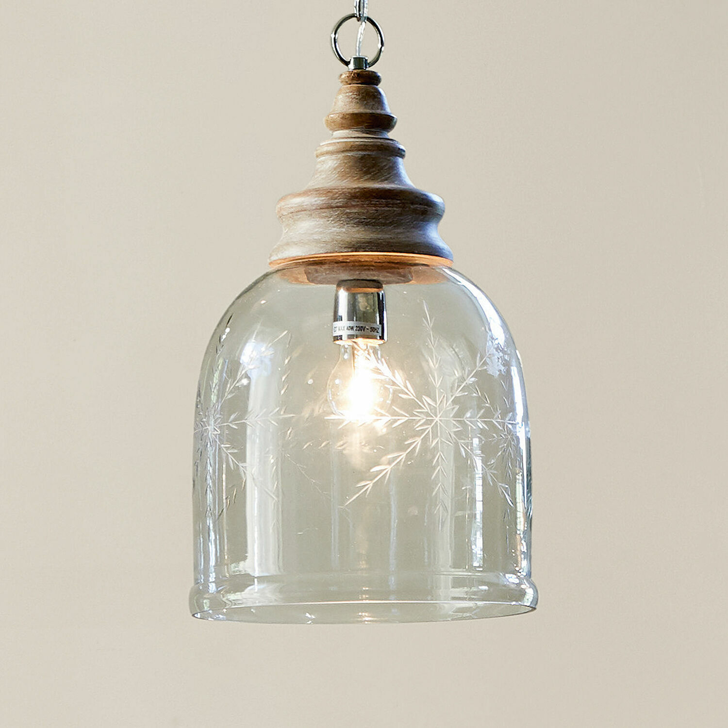 Lampada a sospensione Bretterly Lampada a sospensione in vetro con motivo inciso a fiocco di neve e elemento in legno naturale