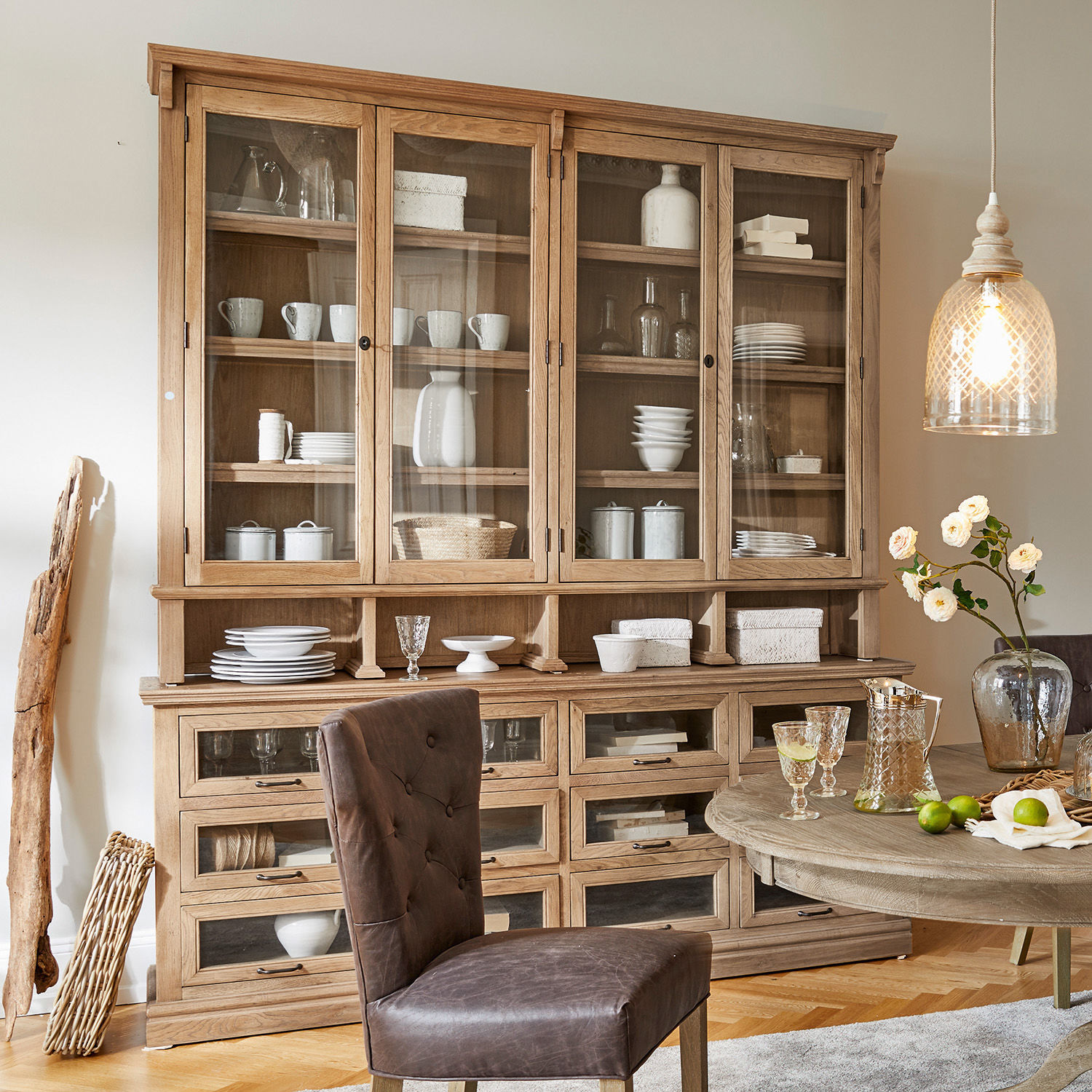 Credenza Juillac Grande vetrina in legno naturale con ante in vetro e cassetti, mobile da sala da pranzo in rovere