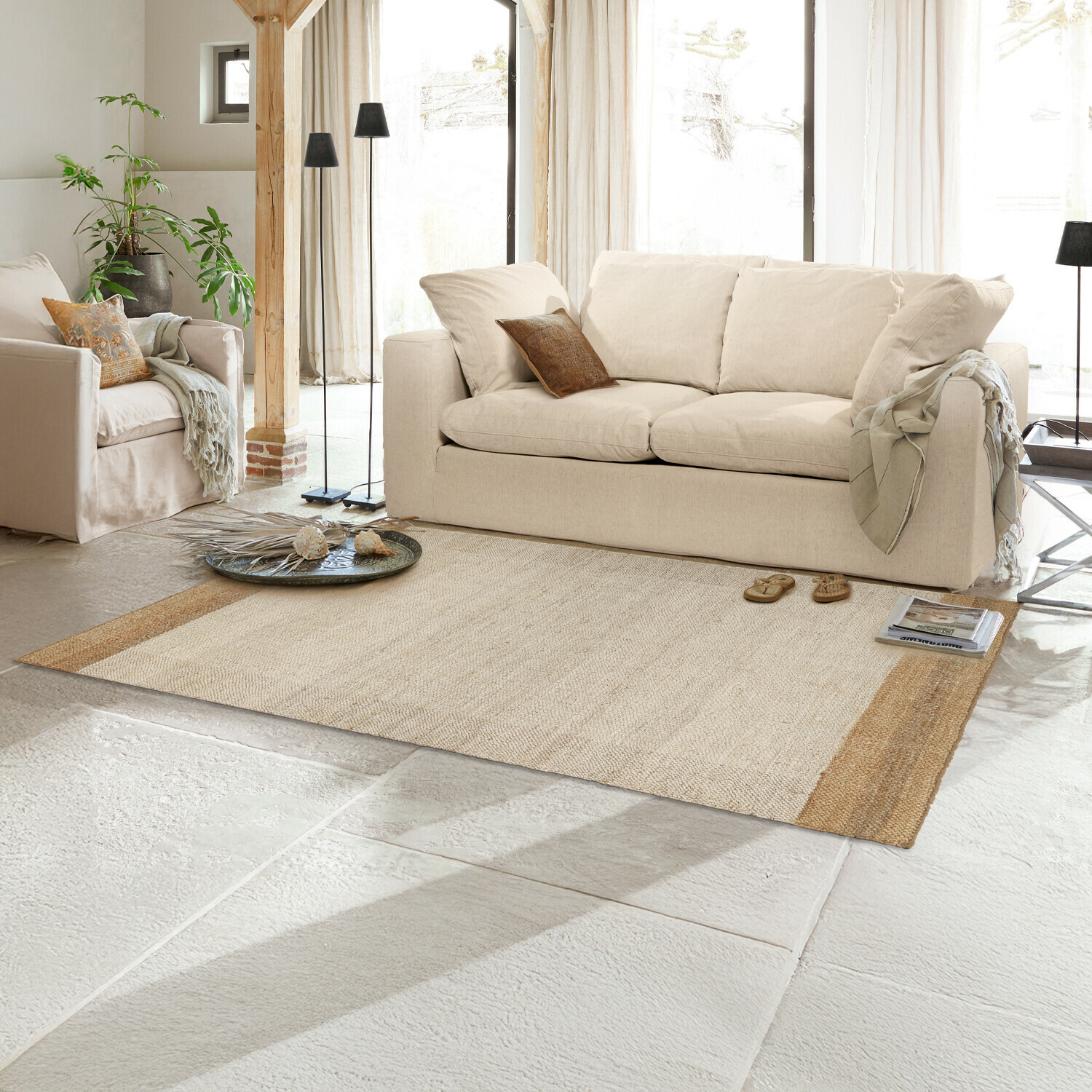 Tappeto Estelune Tappeto beige in materiale naturale in soggiorno luminoso con divano e poltrone, decorativo e accogliente
