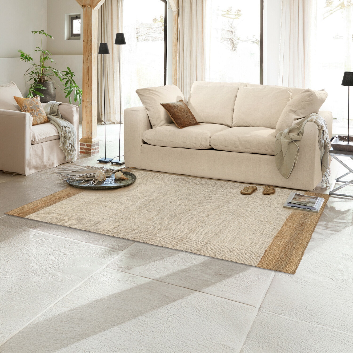 Tappeto Estelune Tappeto beige in materiale naturale in soggiorno luminoso con divano e poltrone, decorativo e accogliente