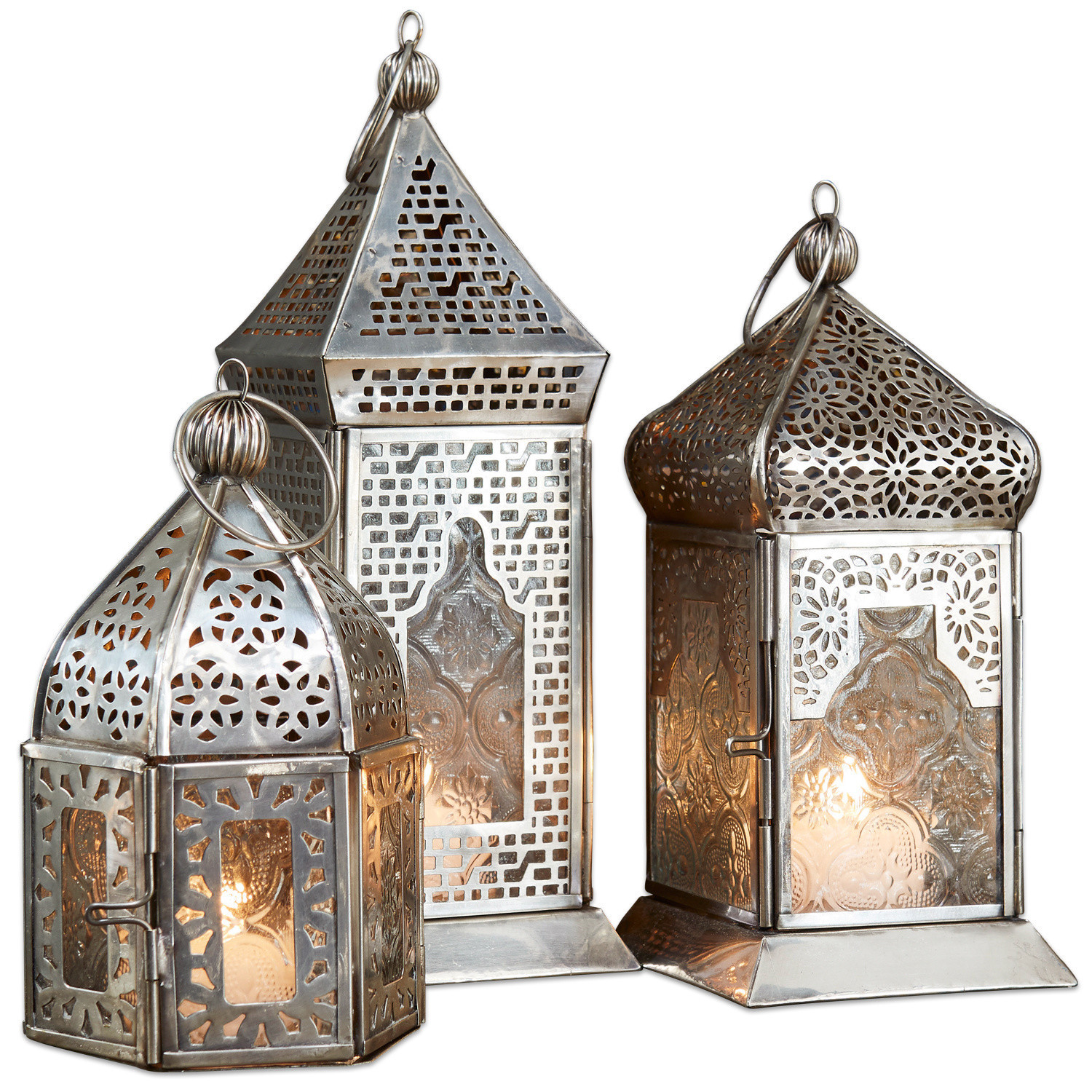 Set di 3 lanterne Indian Set di tre lanterne in metallo argentato con motivo traforato e pannelli in vetro, decorazione per interni