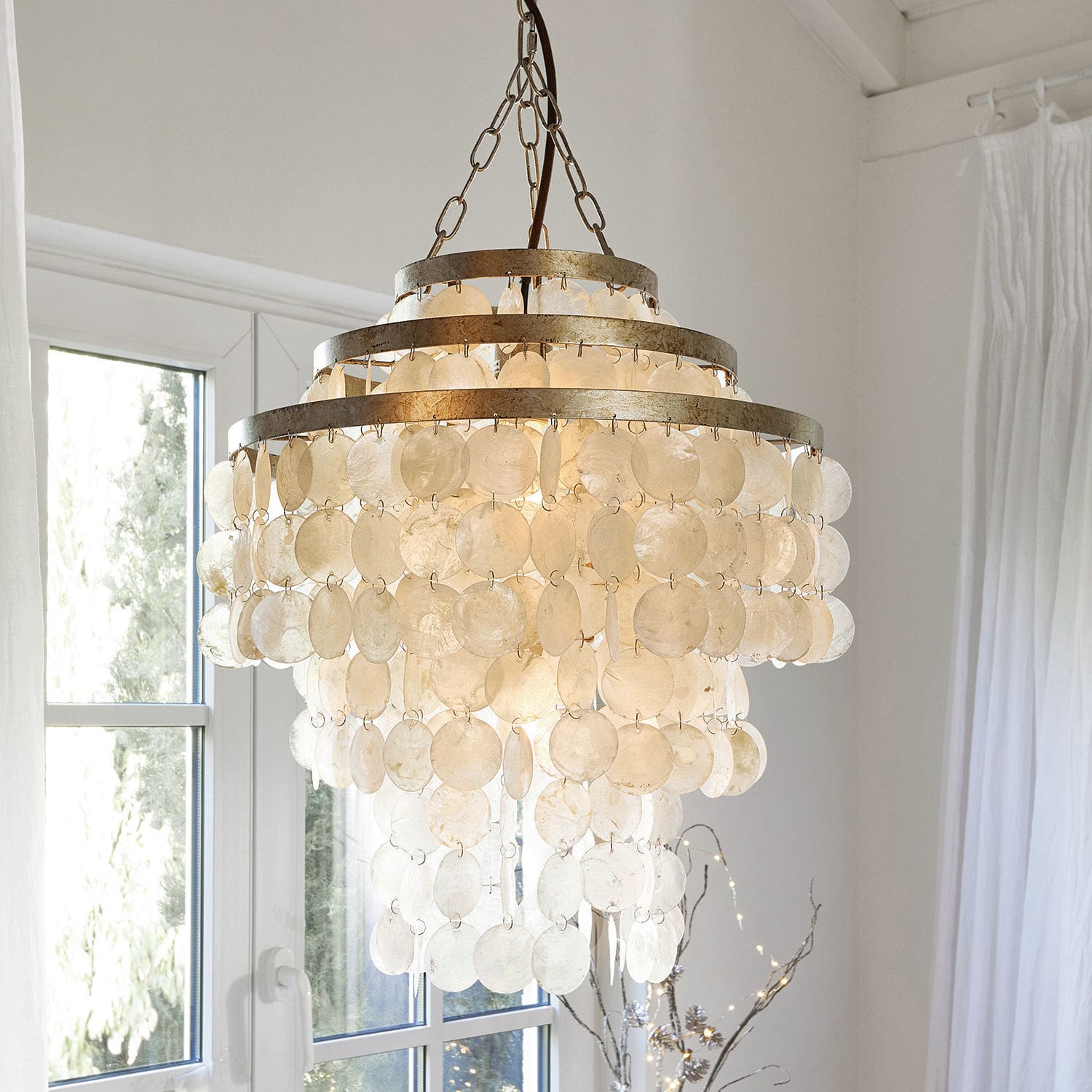 Lampadario Runa Lampadario con dischi rotondi bianchi in conchiglia e struttura metallica, illuminazione decorativa