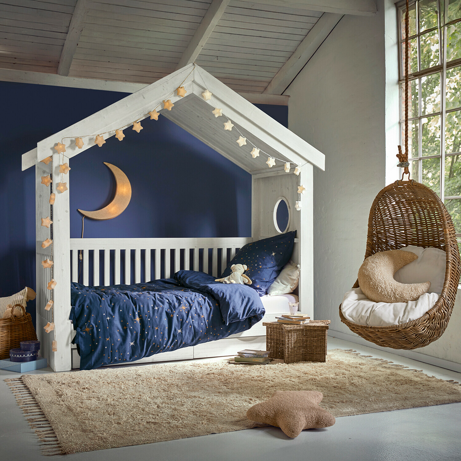 Tappeto Avenagh Letto per bambini in legno bianco a forma di casetta con biancheria blu stellata e poltrona sospesa in vimini