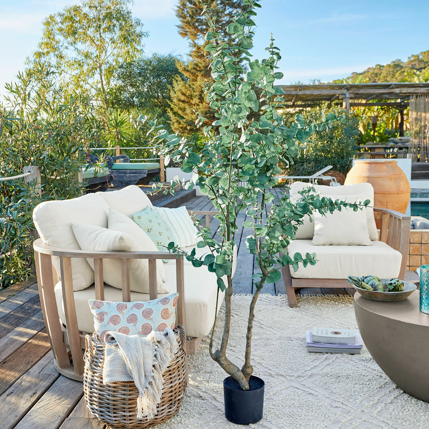 Pianta decorativa in vaso Dorevi Grande pianta artificiale di eucalipto in vaso nero su terrazza con mobili da giardino e decorazioni