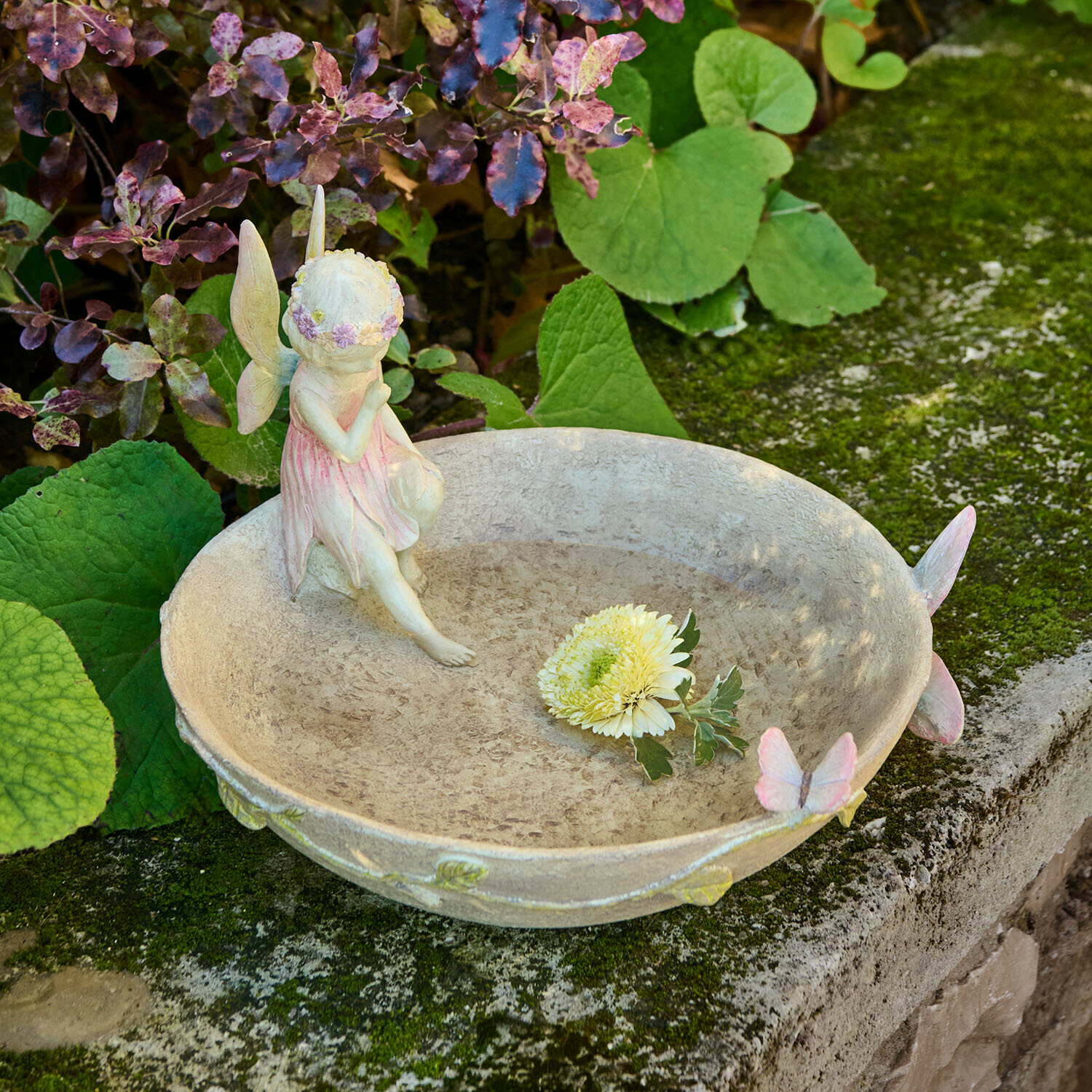 Abbeveratoio per uccellini Finnedra Ciotola decorativa da giardino con figura di fata e farfalle pastello su muro di pietra