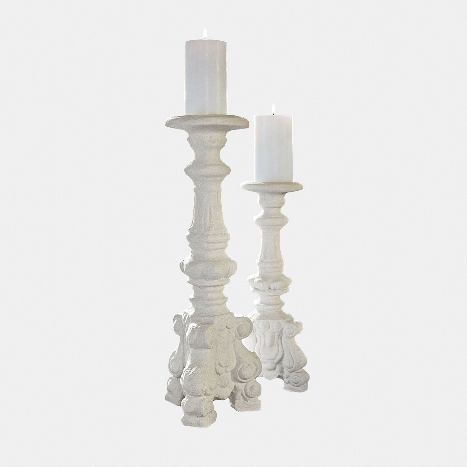 Coppia di candelieri Chaverny Set di due candelabri bianchi con motivo decorativo e candele bianche, decorazione per interni
