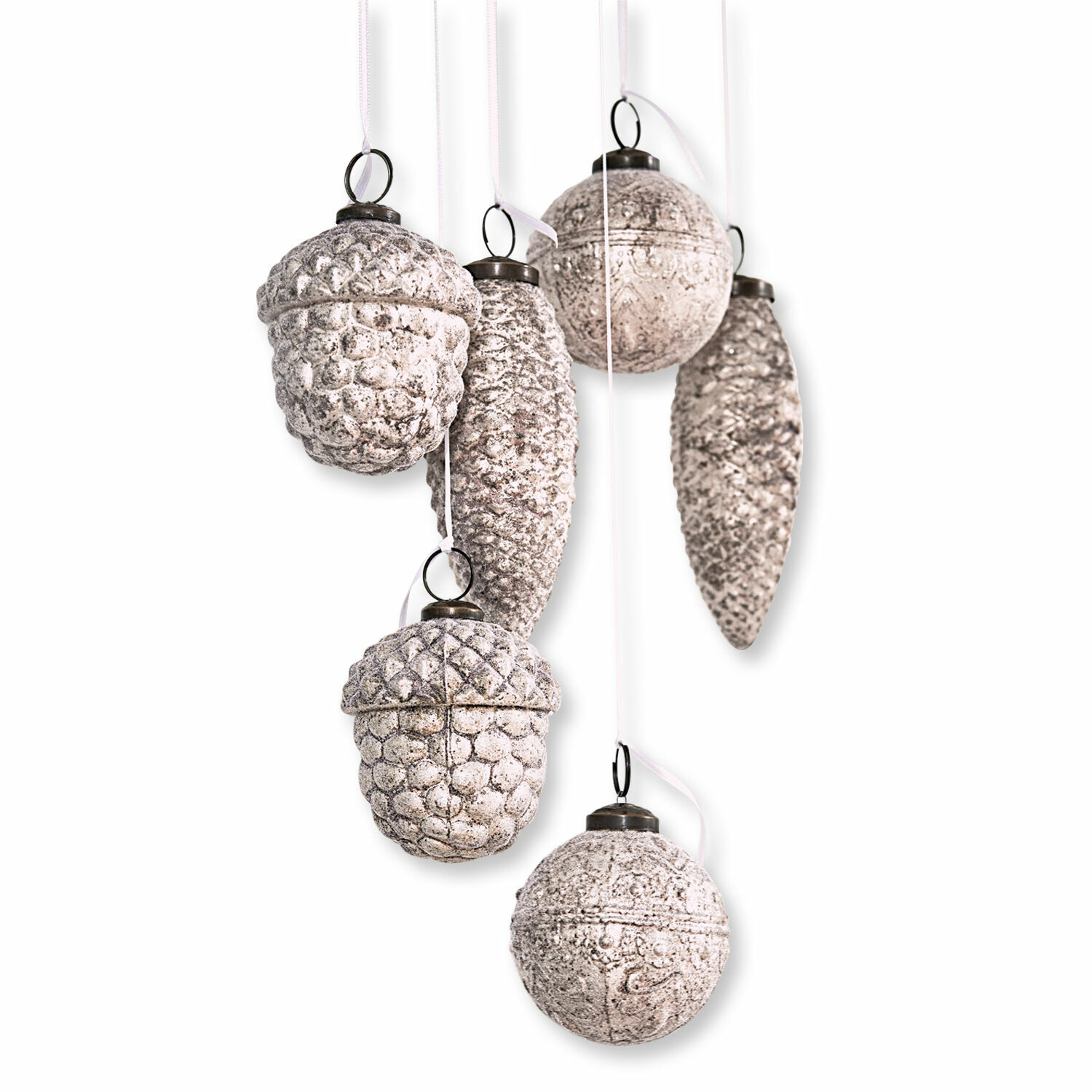 Set di 6 decorazioni natalizie Quirat Set di sei decorazioni natalizie a forma di pigne e ghiande con finitura bianca invecchiata