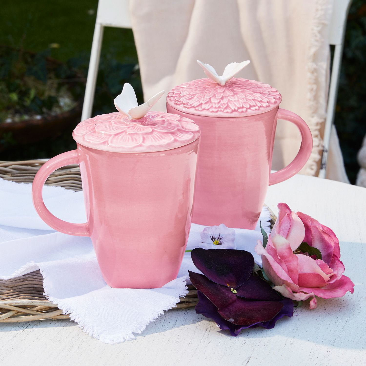 Coppia di tazze Daireann Tazza in ceramica rosa con coperchio decorato da farfalla bianca, decorazione floreale