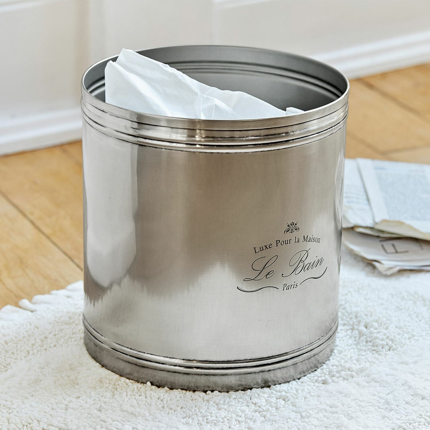 Contenitore Le Bain Contenitore da bagno in metallo argento con asciugamani bianchi, accessorio decorativo