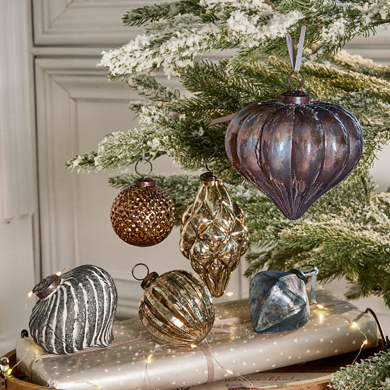 Set di 6 decorazioni natalizie Alva Set di decorazioni natalizie in vetro marrone e argento appese a un ramo verde innevato