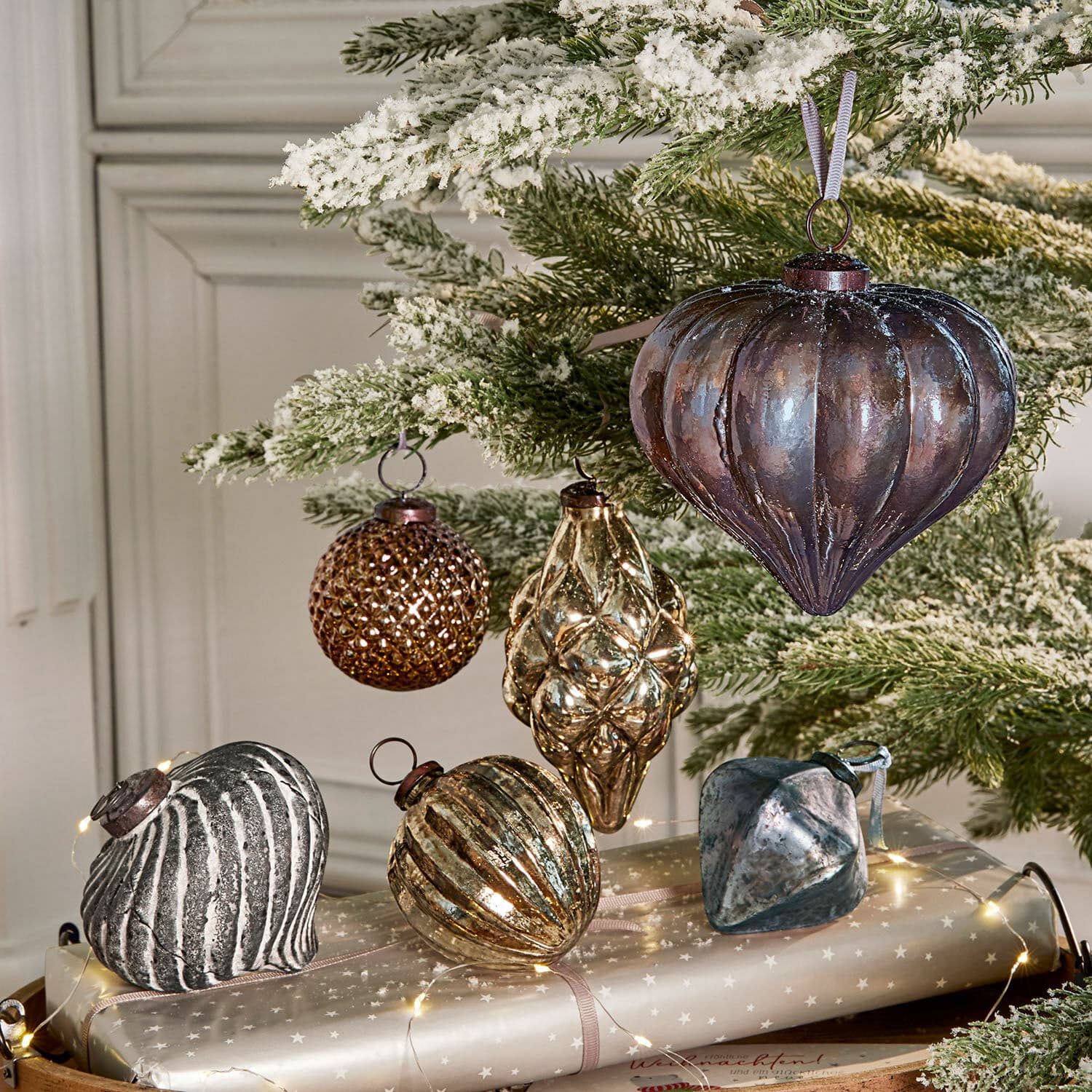 Set di 6 decorazioni natalizie Alva Set di decorazioni natalizie in vetro marrone e argento appese a un ramo verde innevato