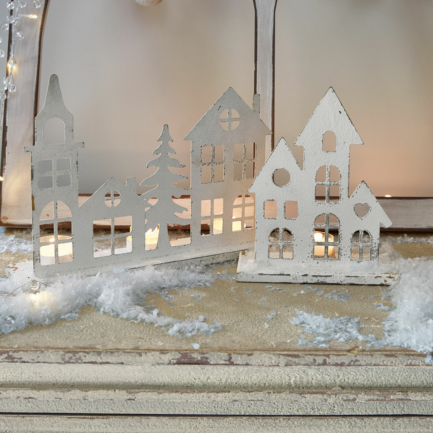 Coppia di portacandele Vexano Casette decorative in metallo bianco con finestre ritagliate e luci per decorazioni natalizie invernali