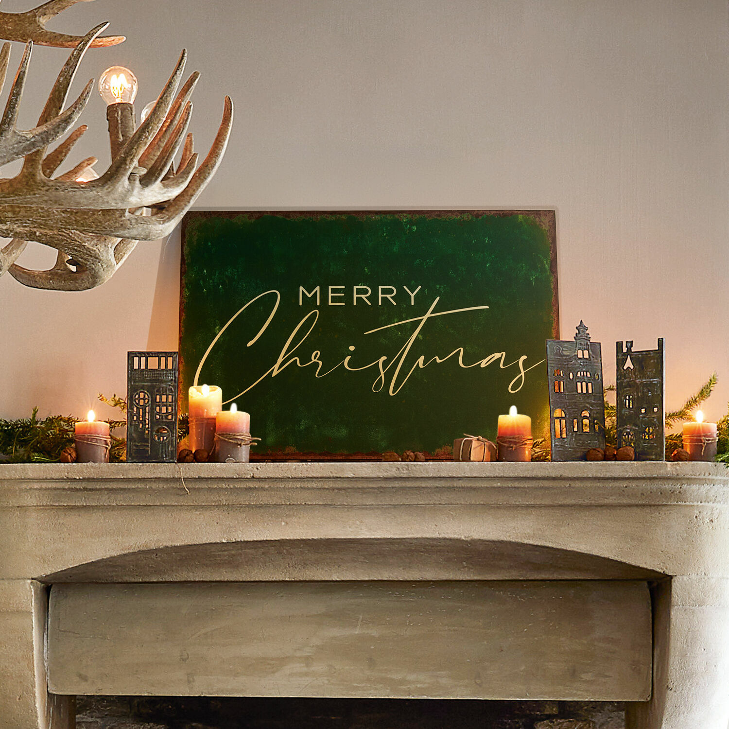 Targa decorativa Farisha Decorazione natalizia su camino con pannello verde Merry Christmas e candele accese calde