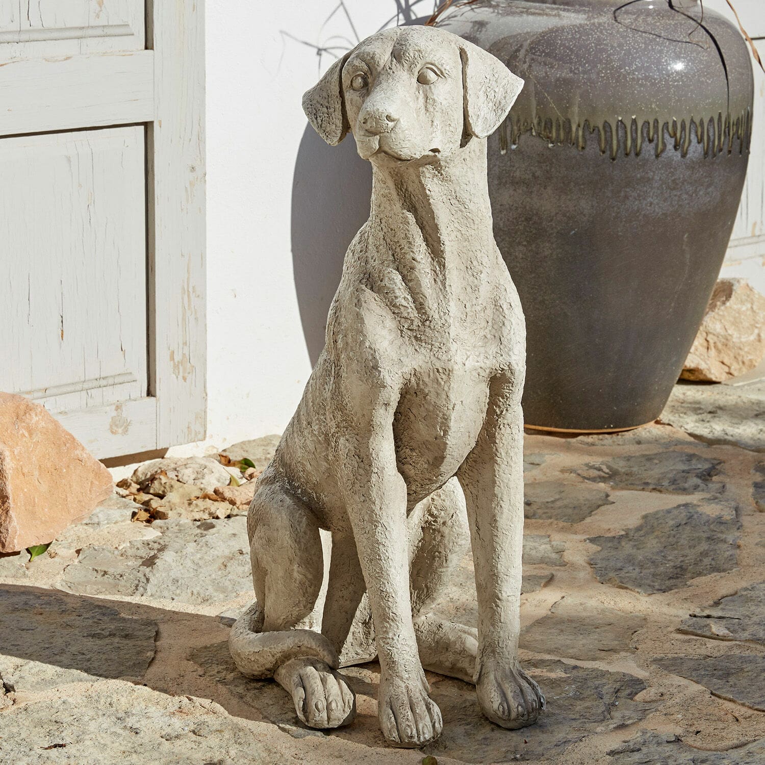 Cane decorativo Elliot Scultura decorativa di cane in cemento grigio su pavimento in pietra per giardino
