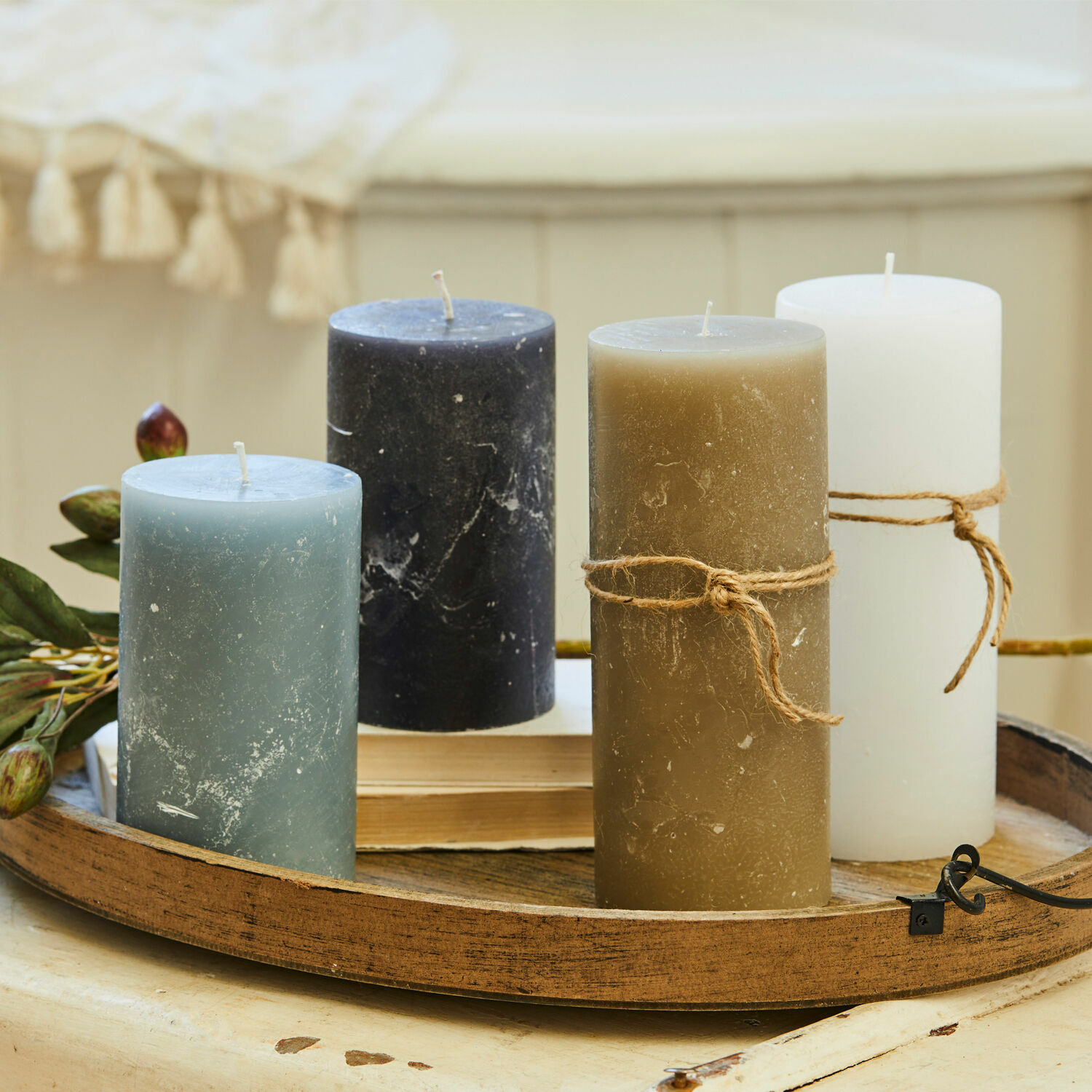 Set di 4 candele Berekua Set di quattro candele blu, nere, marroni e bianche su un vassoio decorativo in legno
