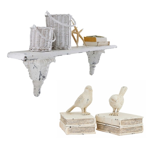 Mensola da parete in legno bianco con cesti decorativi e figure di uccelli su libri, stile vintage
