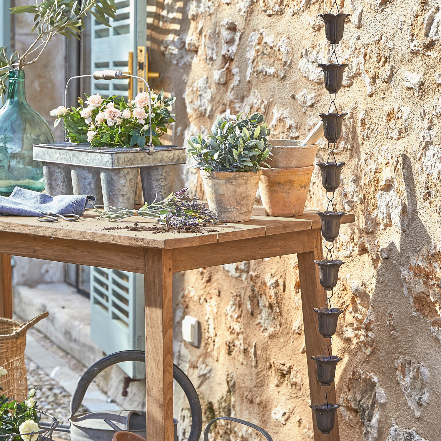 Catena della pioggia Shimon Tavolo da giardino in legno con vasi in terracotta e contenitore metallico per fiori in stile rustico