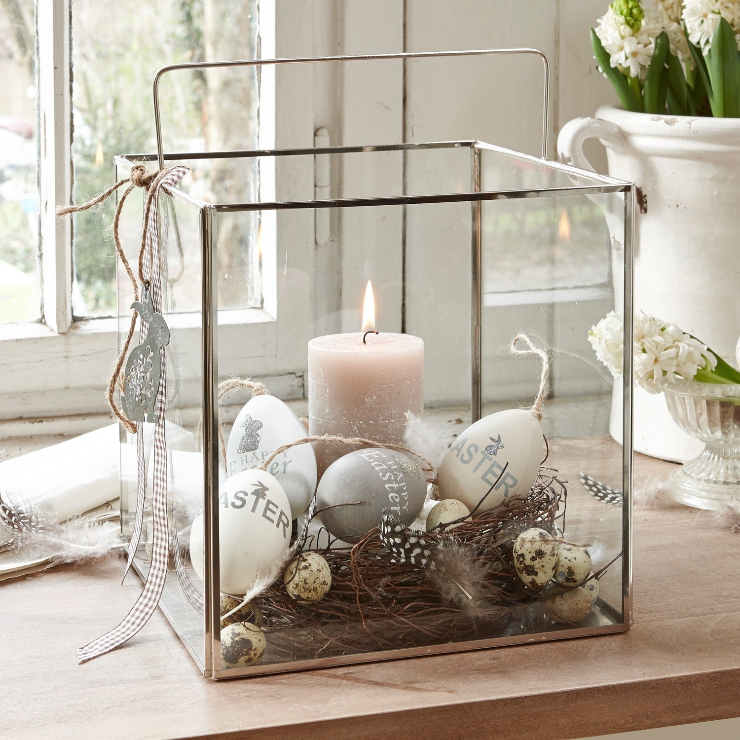 Cubo in vetro Otero Lanterna in vetro con cornice metallica, decorata con uova di Pasqua e candela su tavolo in legno